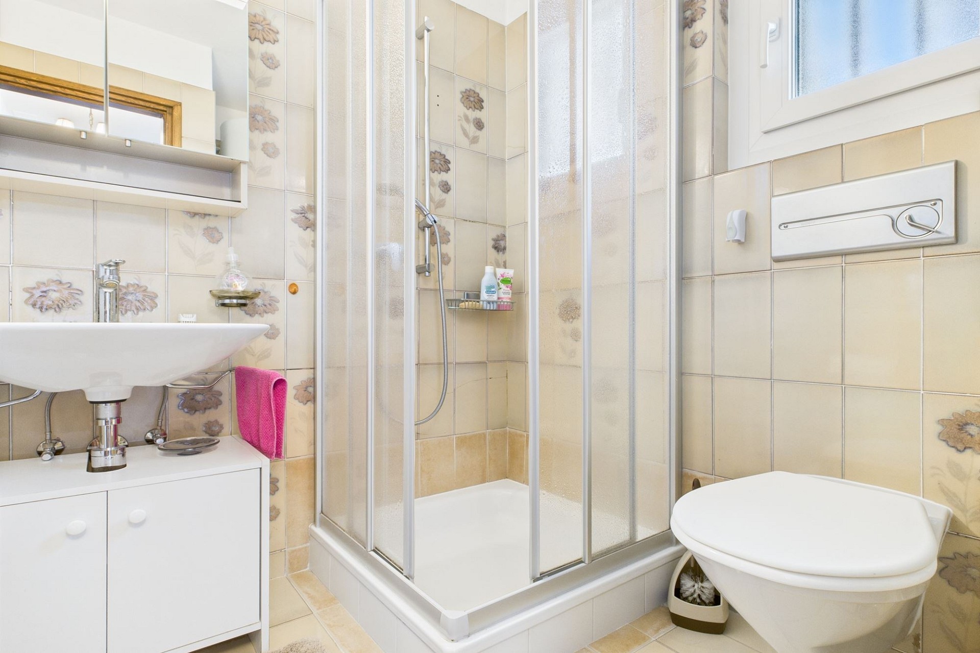 Kleines Badezimmer mit Duschkabine und WC