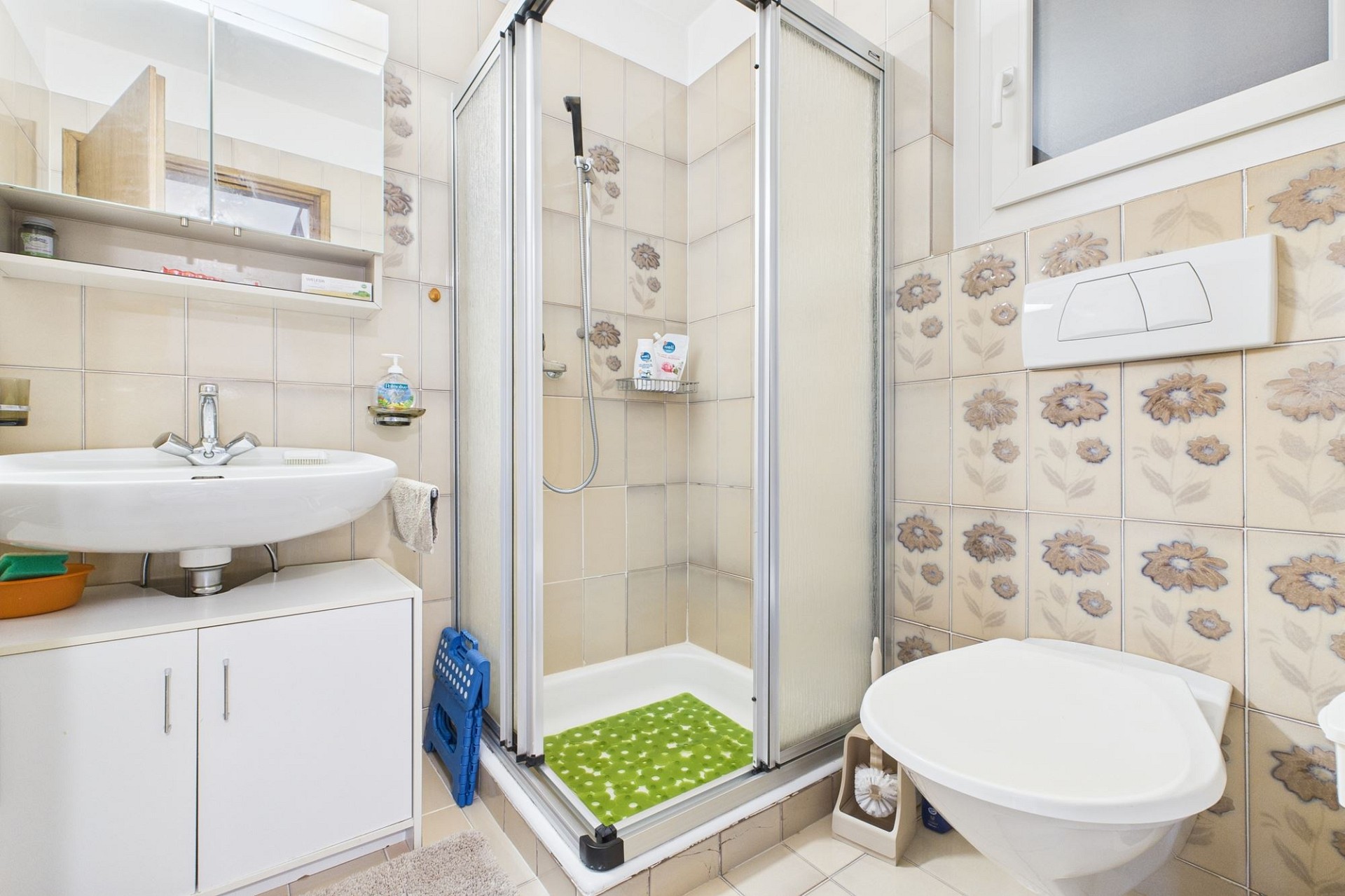Kleines Badezimmer mit Dusche und WC
