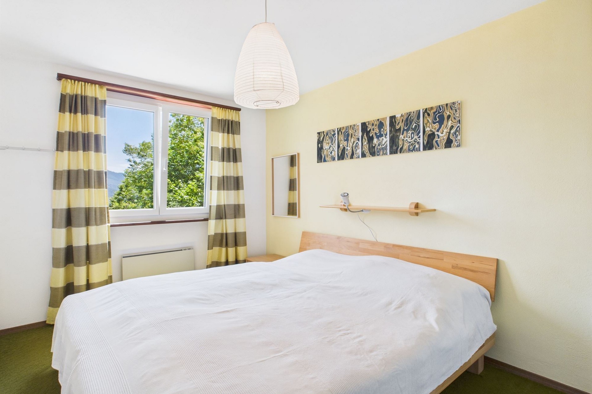 Helles Schlafzimmer mit Blick ins Grüne