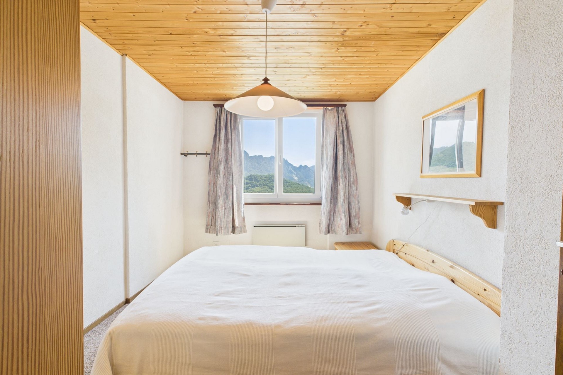 Helles Schlafzimmer mit Bergblick