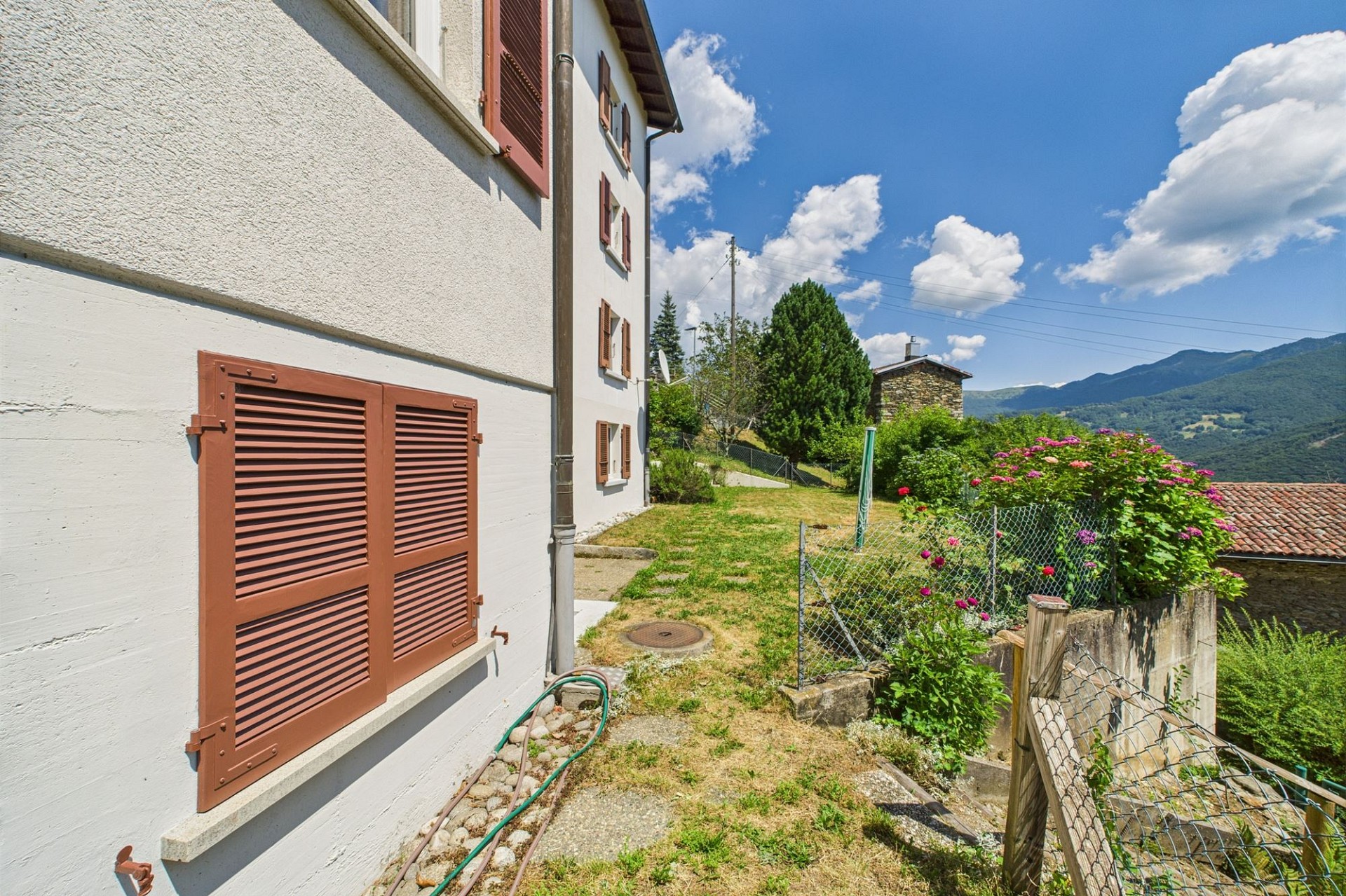 Haus mit Garten und Bergblick