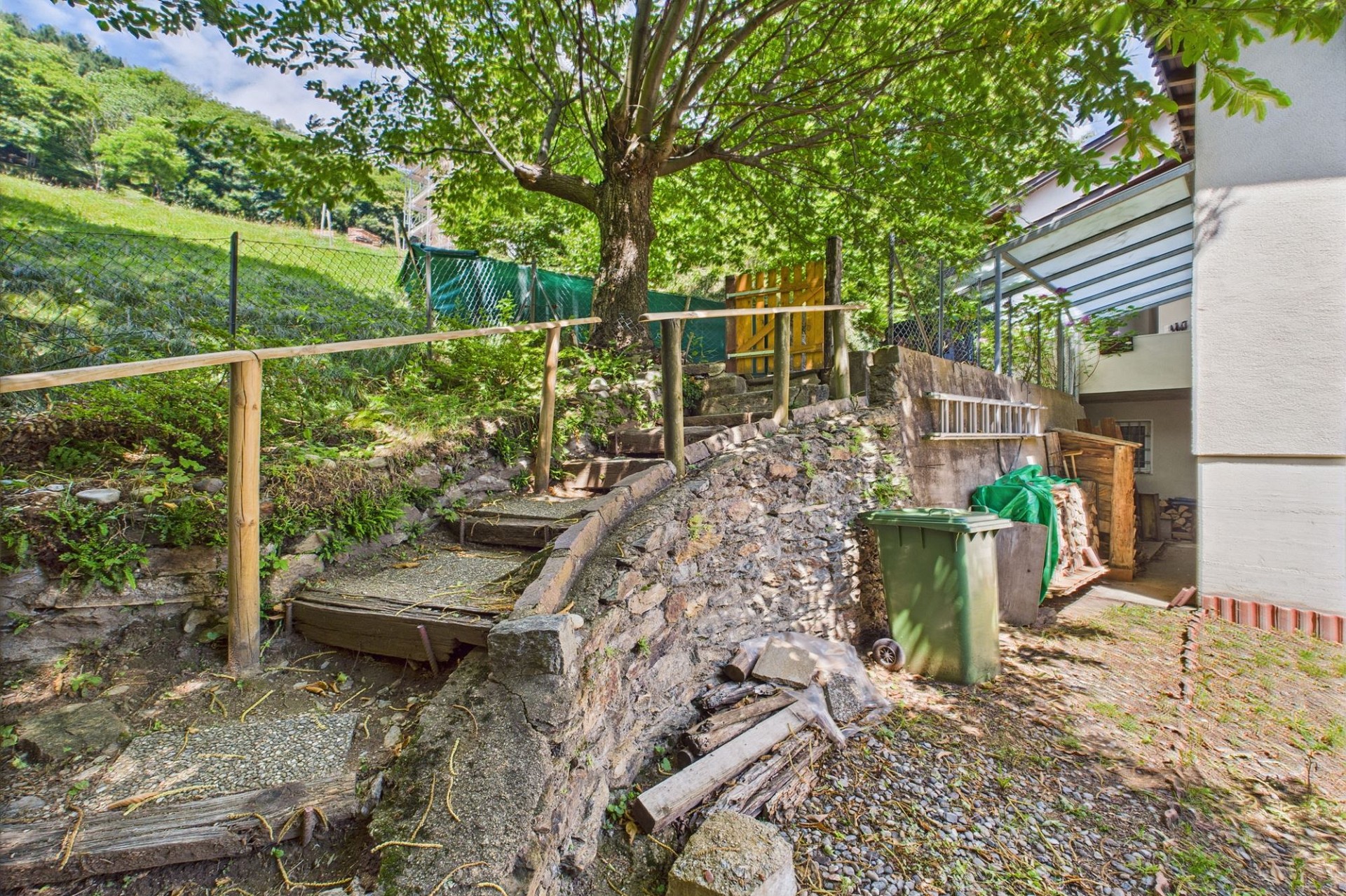 Gartenbereich mit Hanglage und Treppe