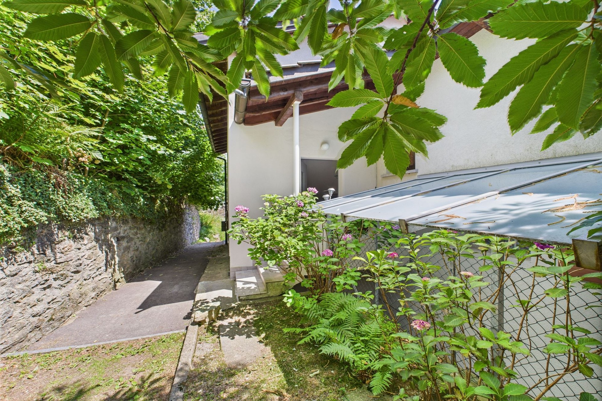 Außenansicht eines Hauses mit Gartenseite