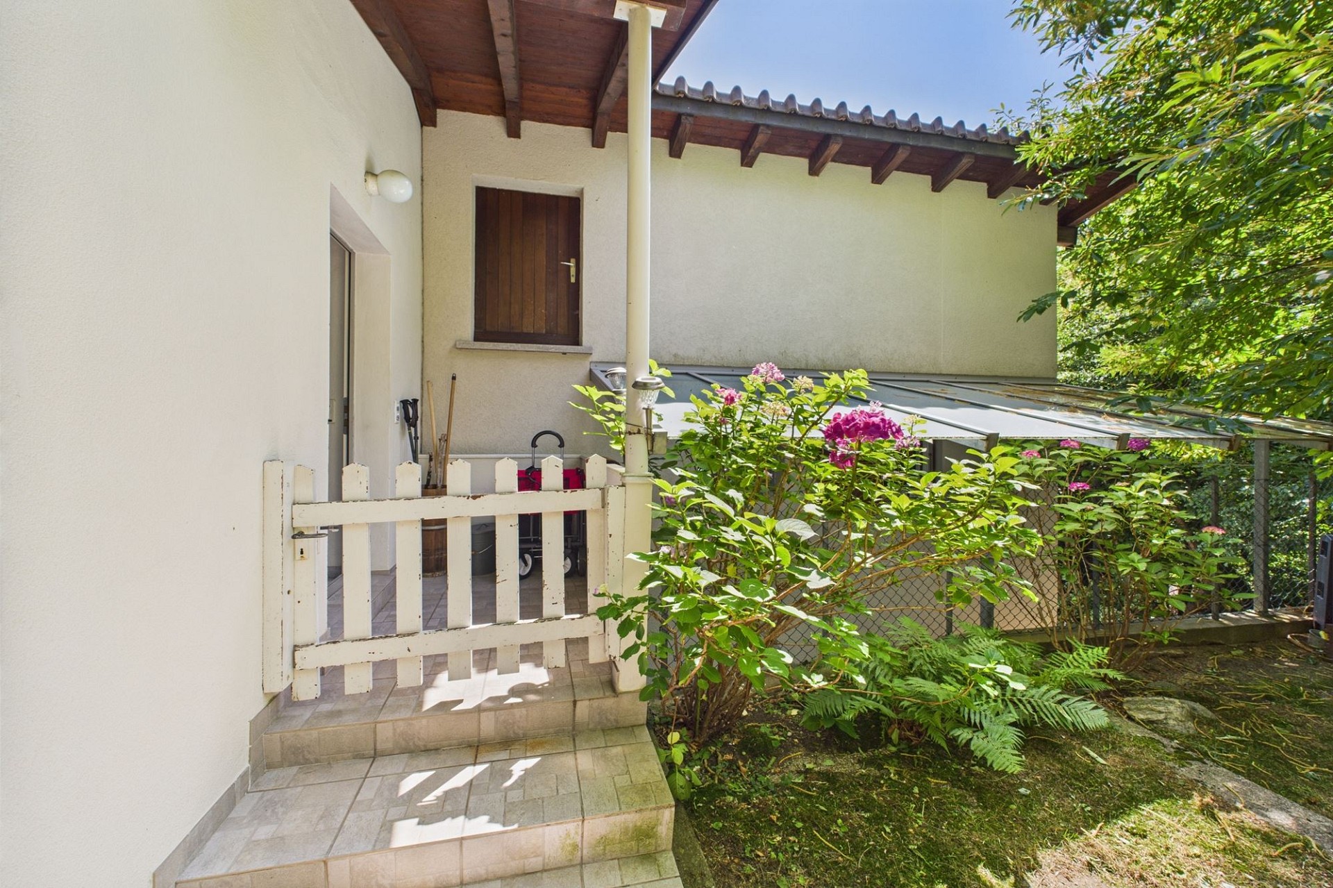 Außenansicht eines Hauses mit Gartenzugang