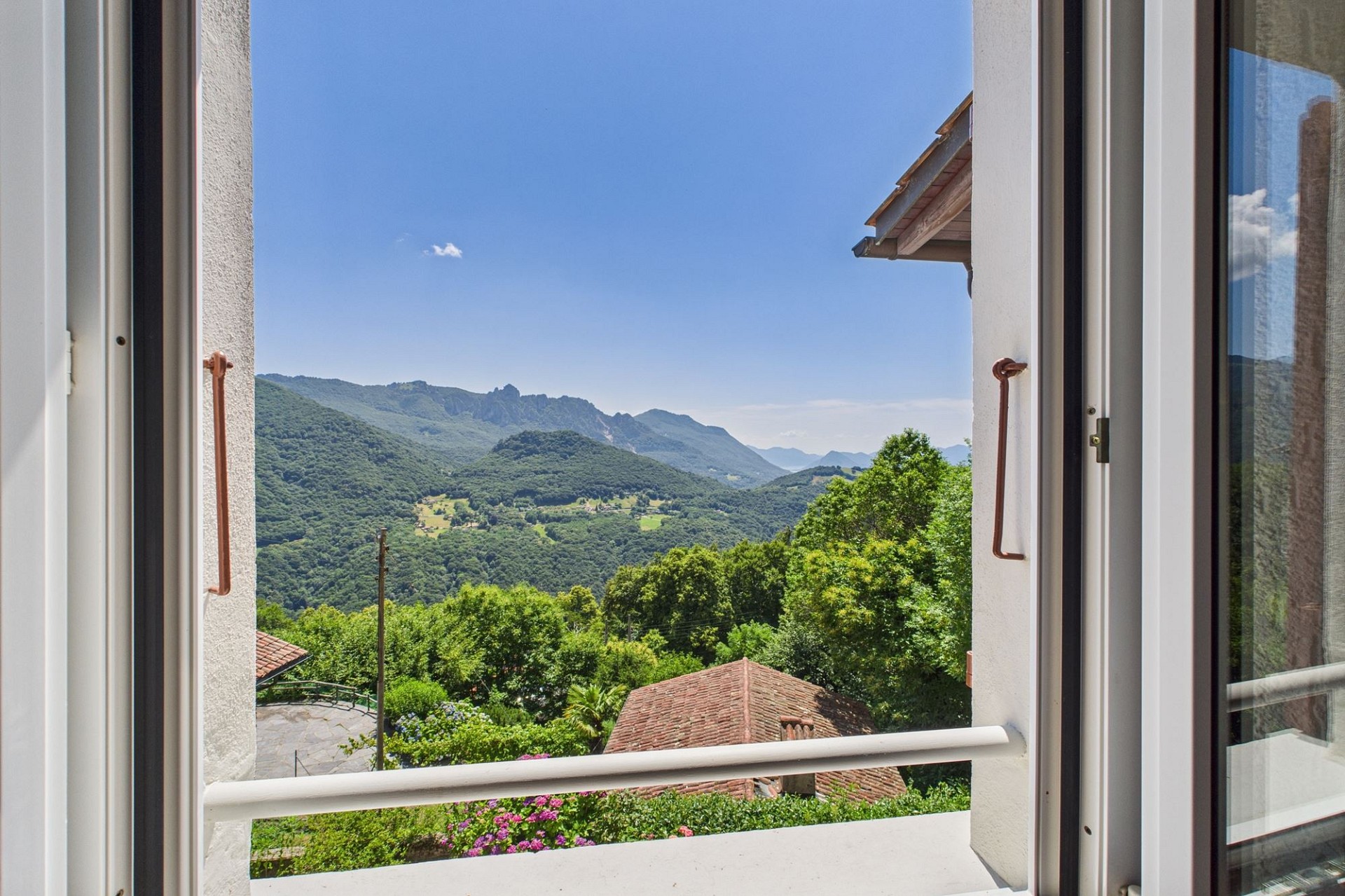 Bergblick durch ein geöffnetes Fenster