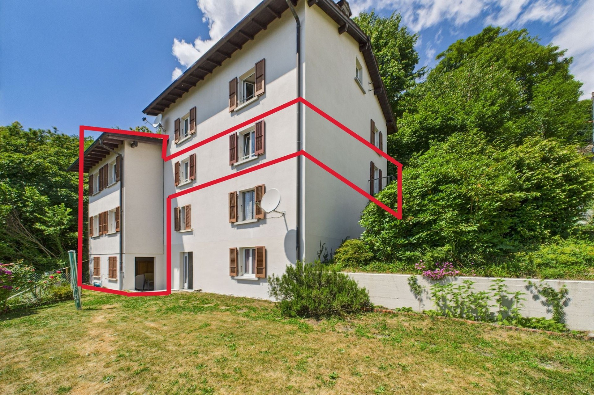 Außenansicht eines Wohnhauses mit Garten