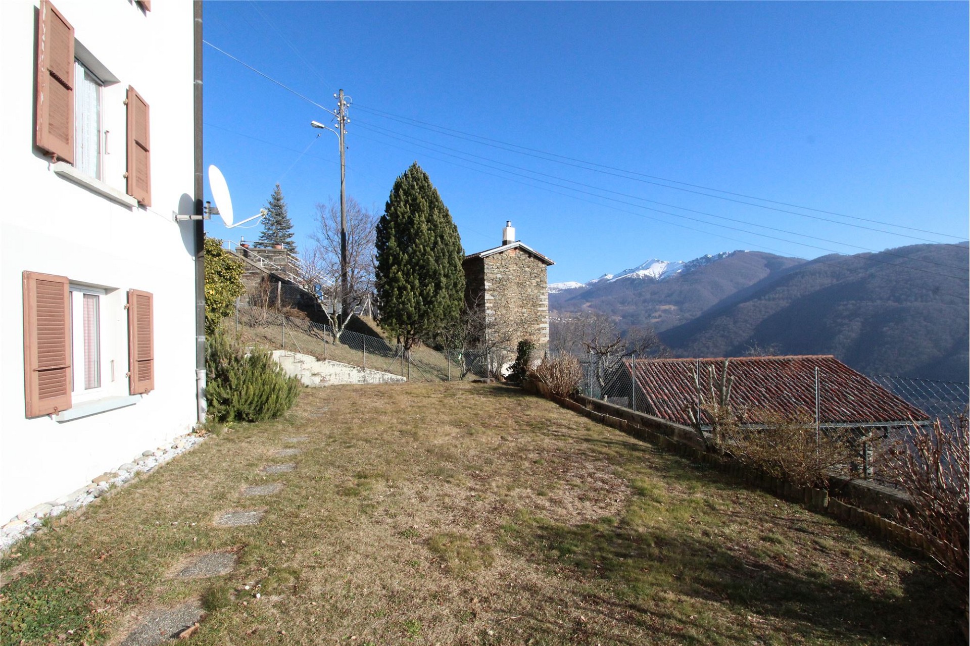 Außenansicht eines Grundstücks mit Bergblick