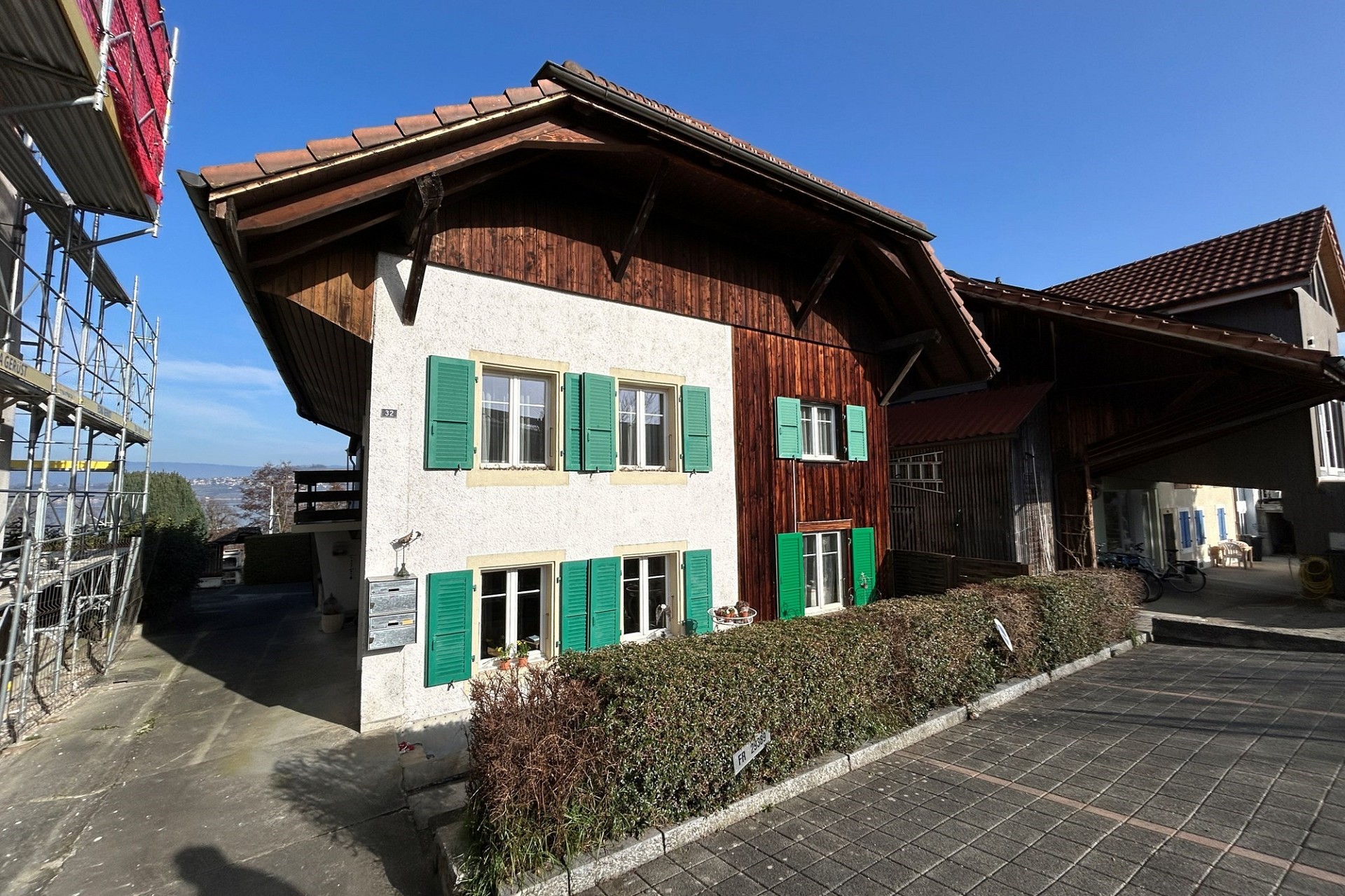 Alpen-/Landhaus mit grünen Fensterläden