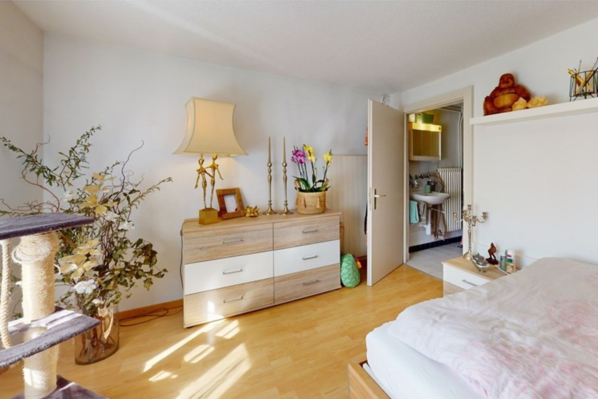 Helles Schlafzimmer mit dekorativer Möblierung
