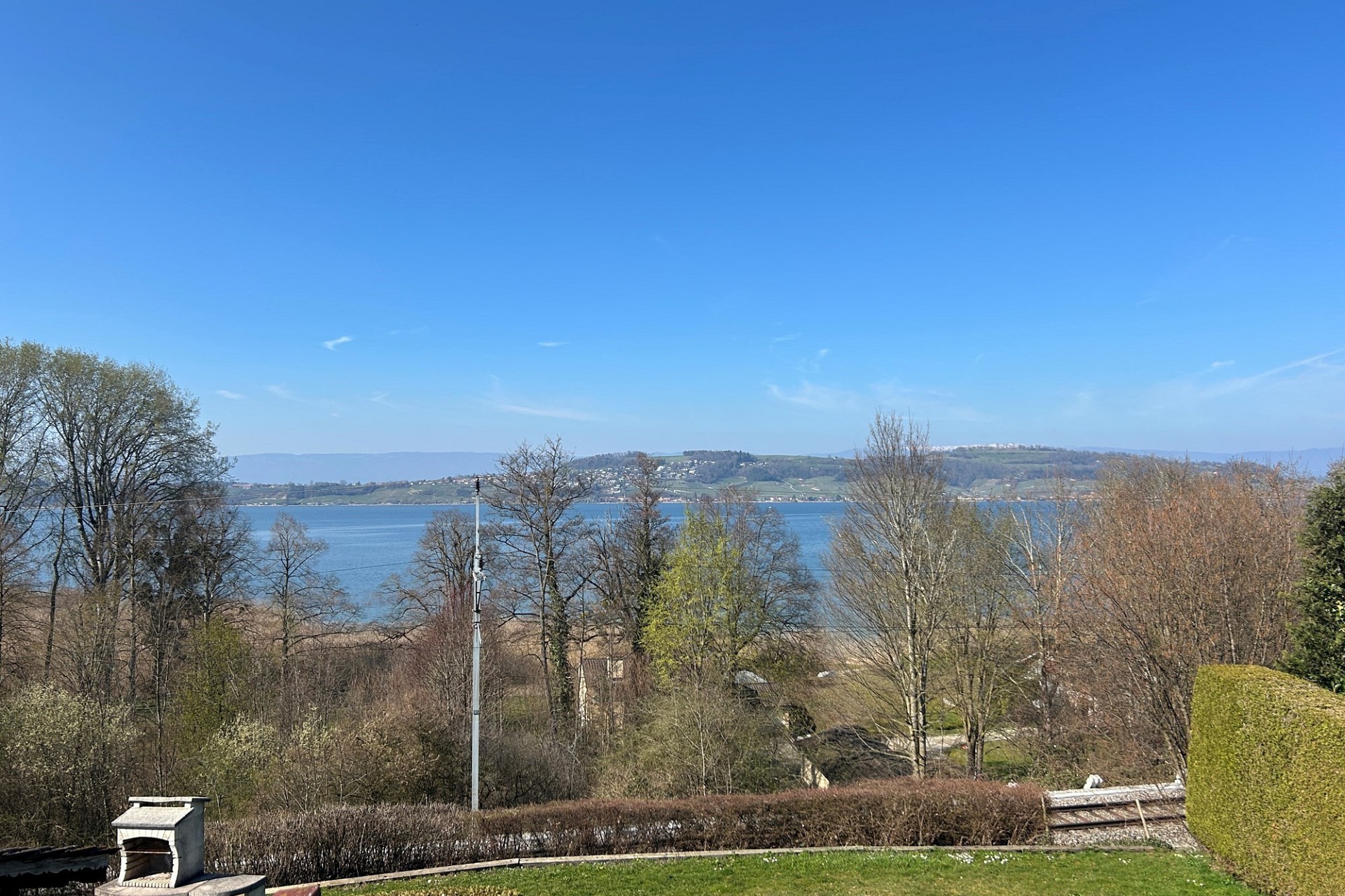 Seeblick mit Garten und weiträumiger Landschaft