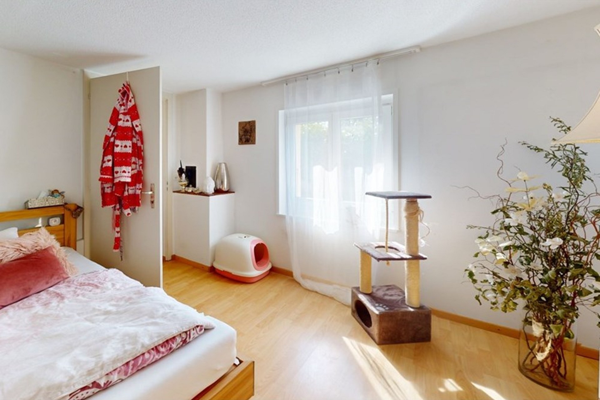 Helles Schlafzimmer mit Katzenbereich