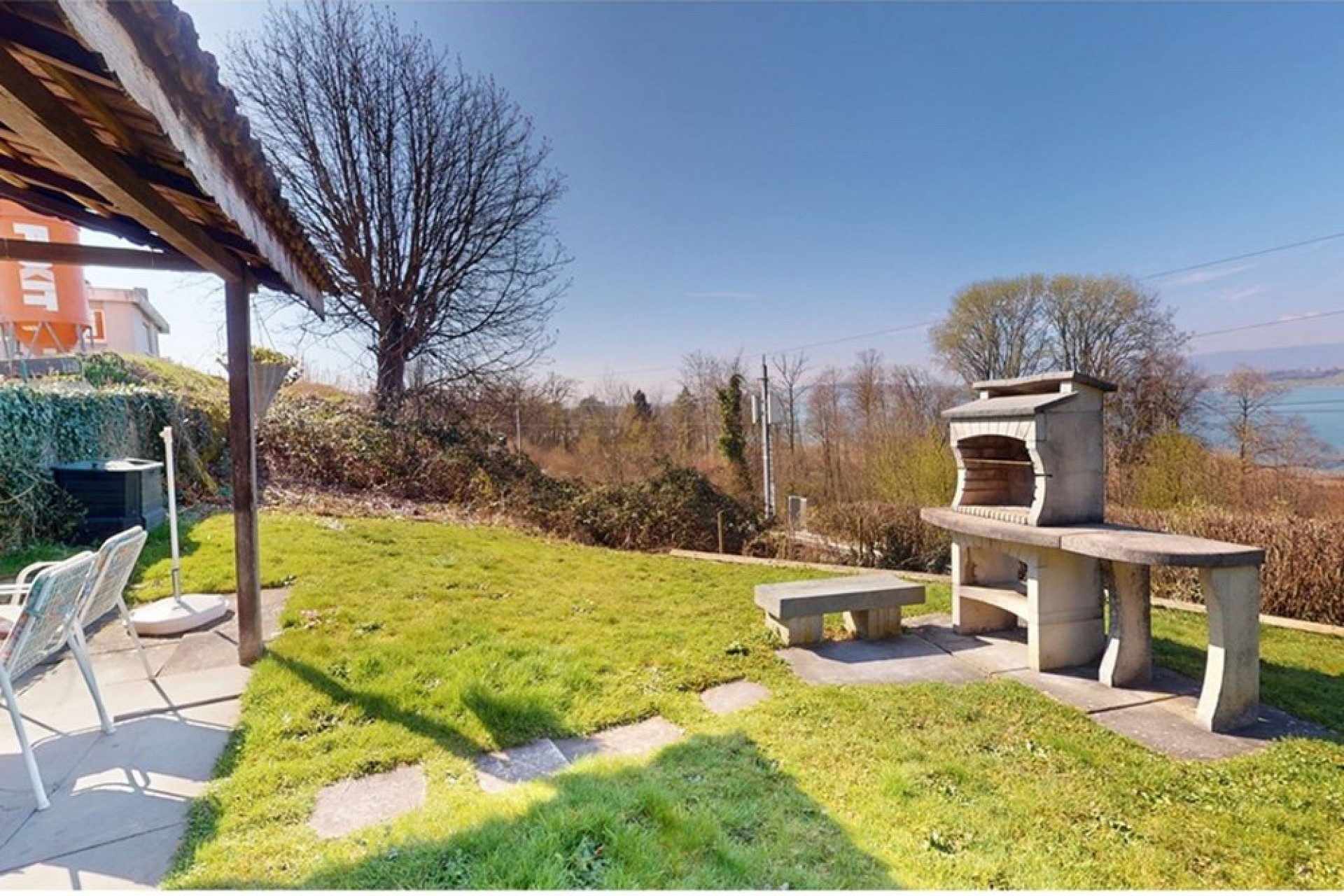 Garten mit Grillplatz und Seeblick