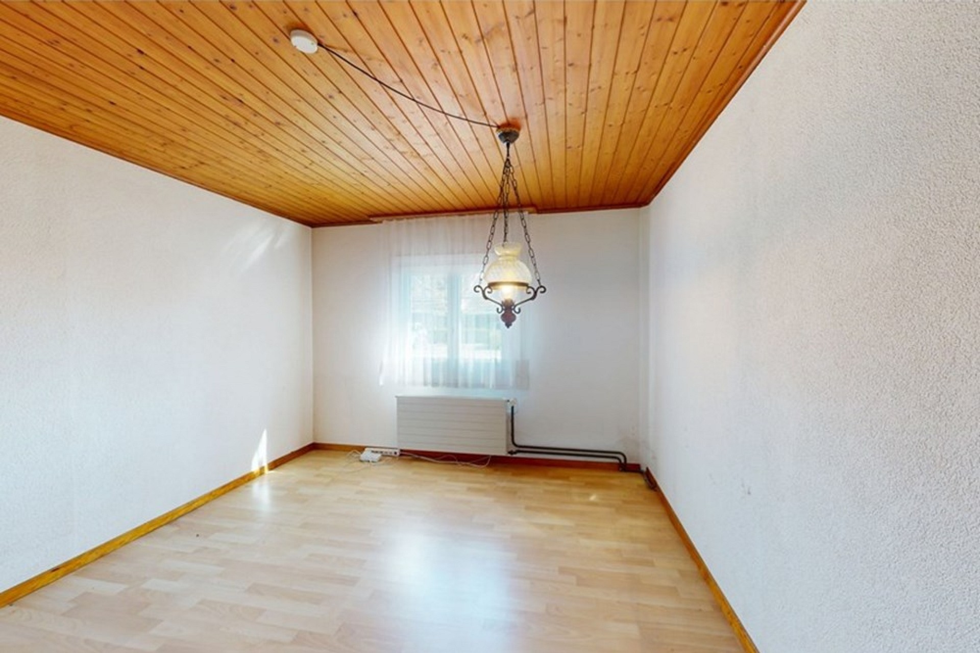 Heller leerer Innenraum mit Holzdecke