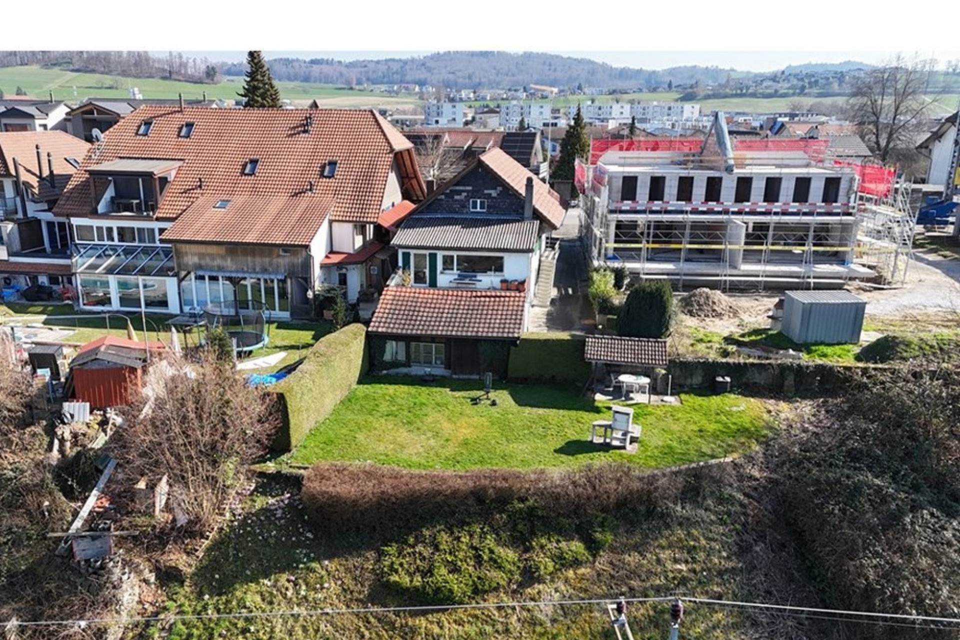 Luftaufnahme eines Wohngrundstücks mit Garten