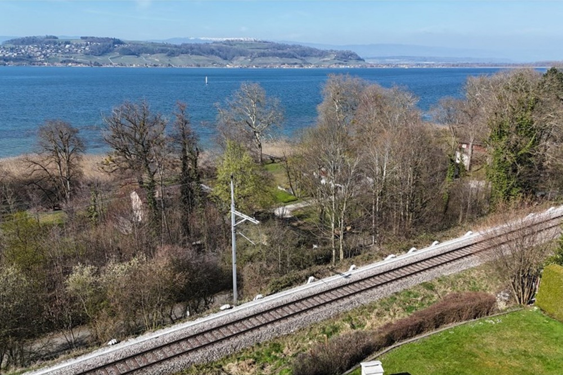Seeblick mit Bahntrasse und Uferhang
