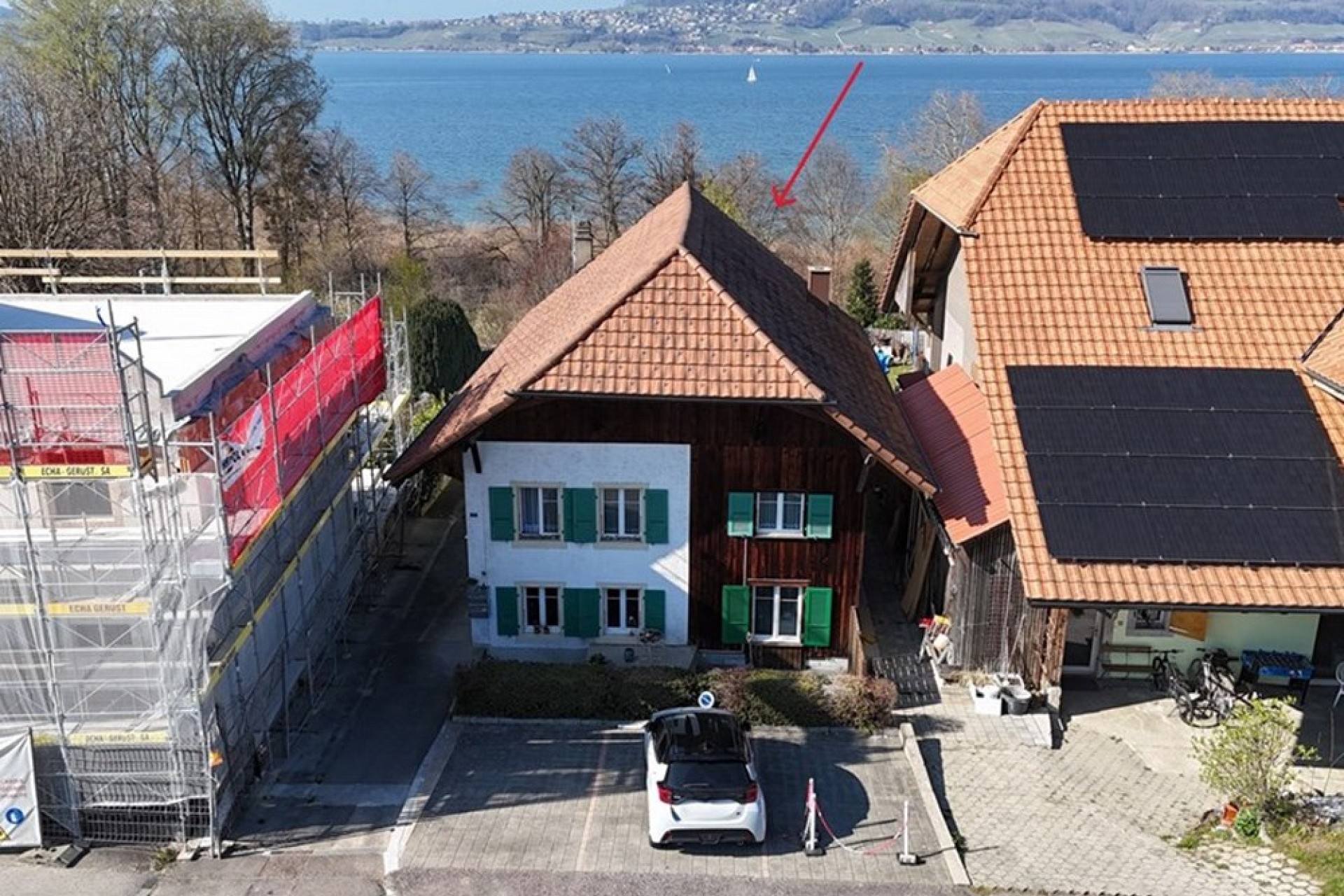 Außenansicht eines Hauses am See mit Solardach