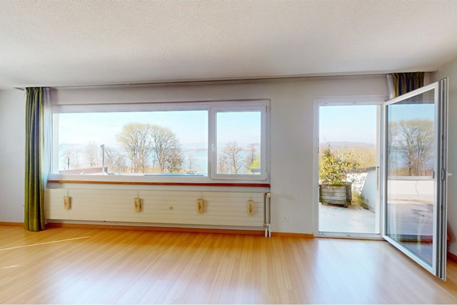 Heller Wohnraum mit Balkon- bzw. Terrassenzugang