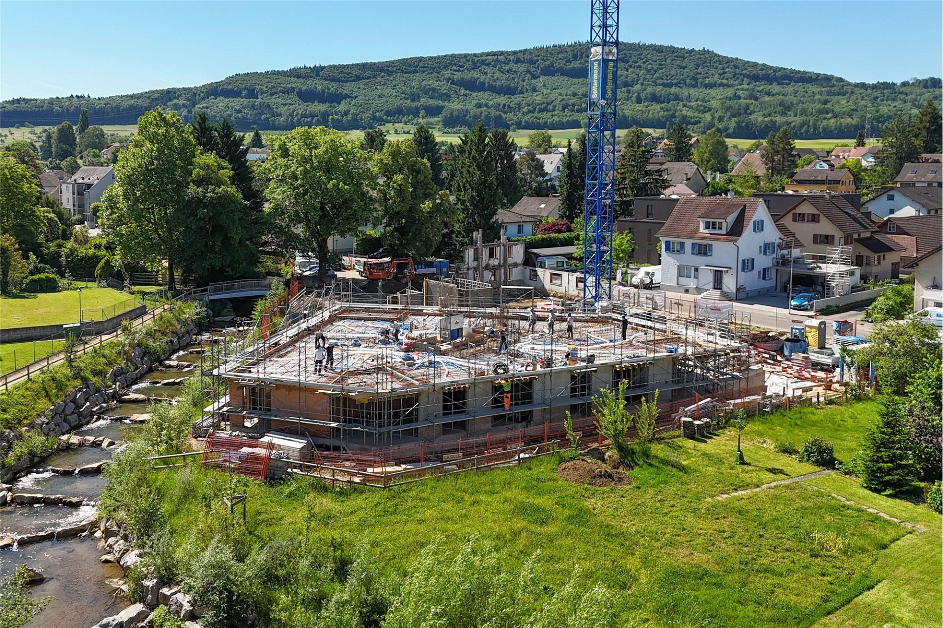 Bau eines Mehrfamilienhauses am Fluss