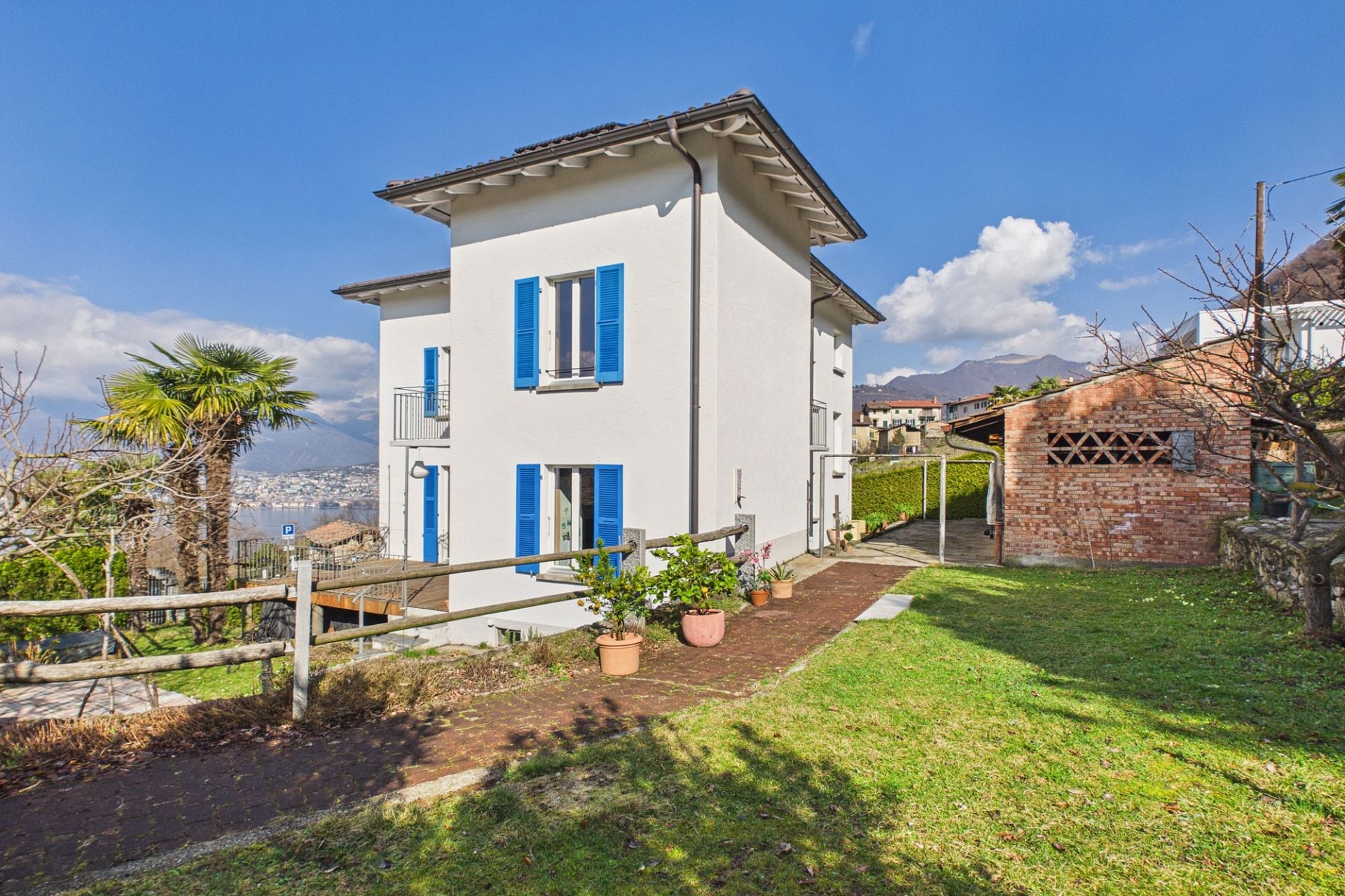 Mediterrane Villa mit Garten und Seeblick