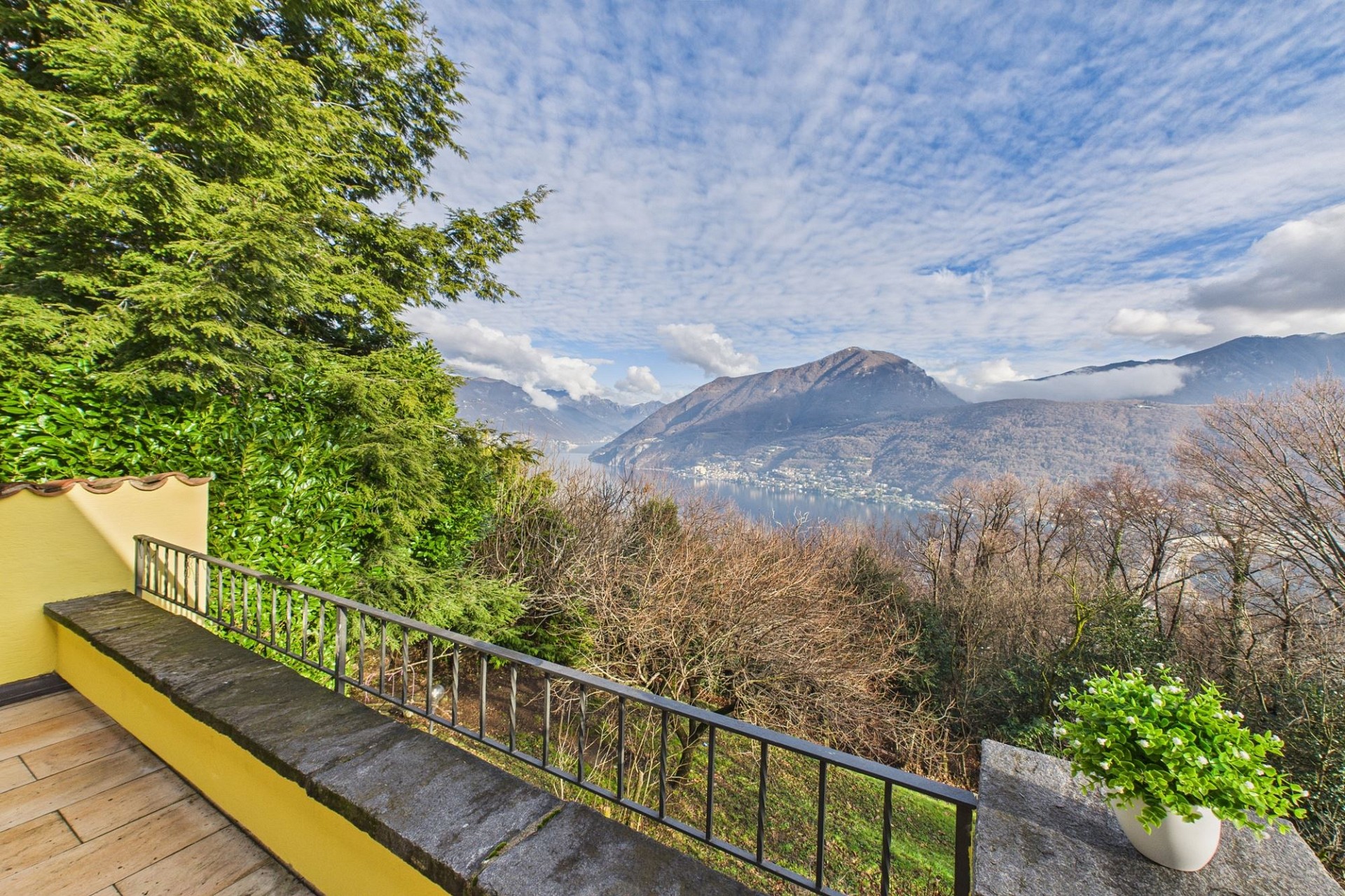 Balkon mit Seeblick und Bergpanorama