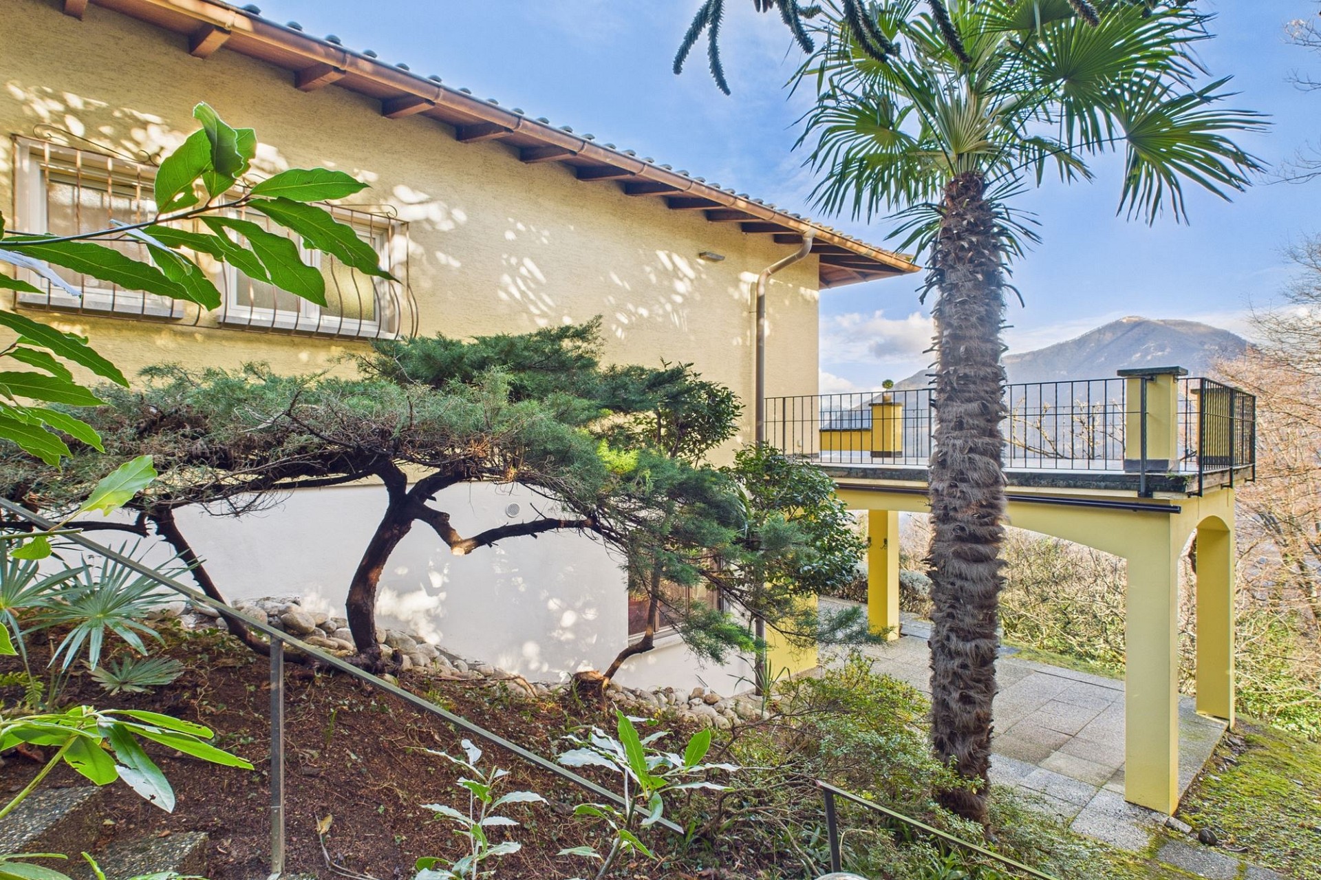 Außenansicht eines Hauses mit Garten und Bergblick