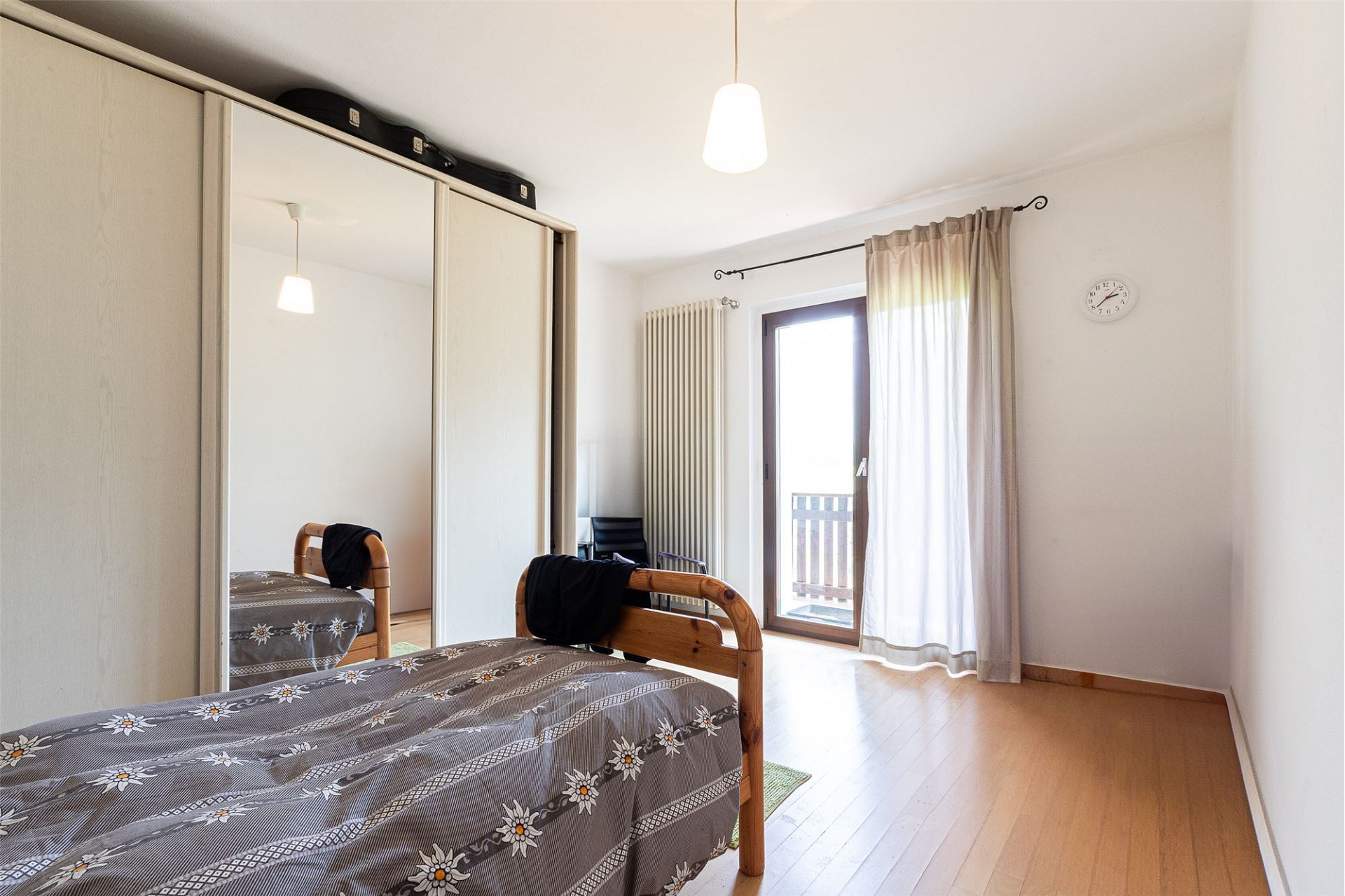 Helles Schlafzimmer mit Balkonzugang