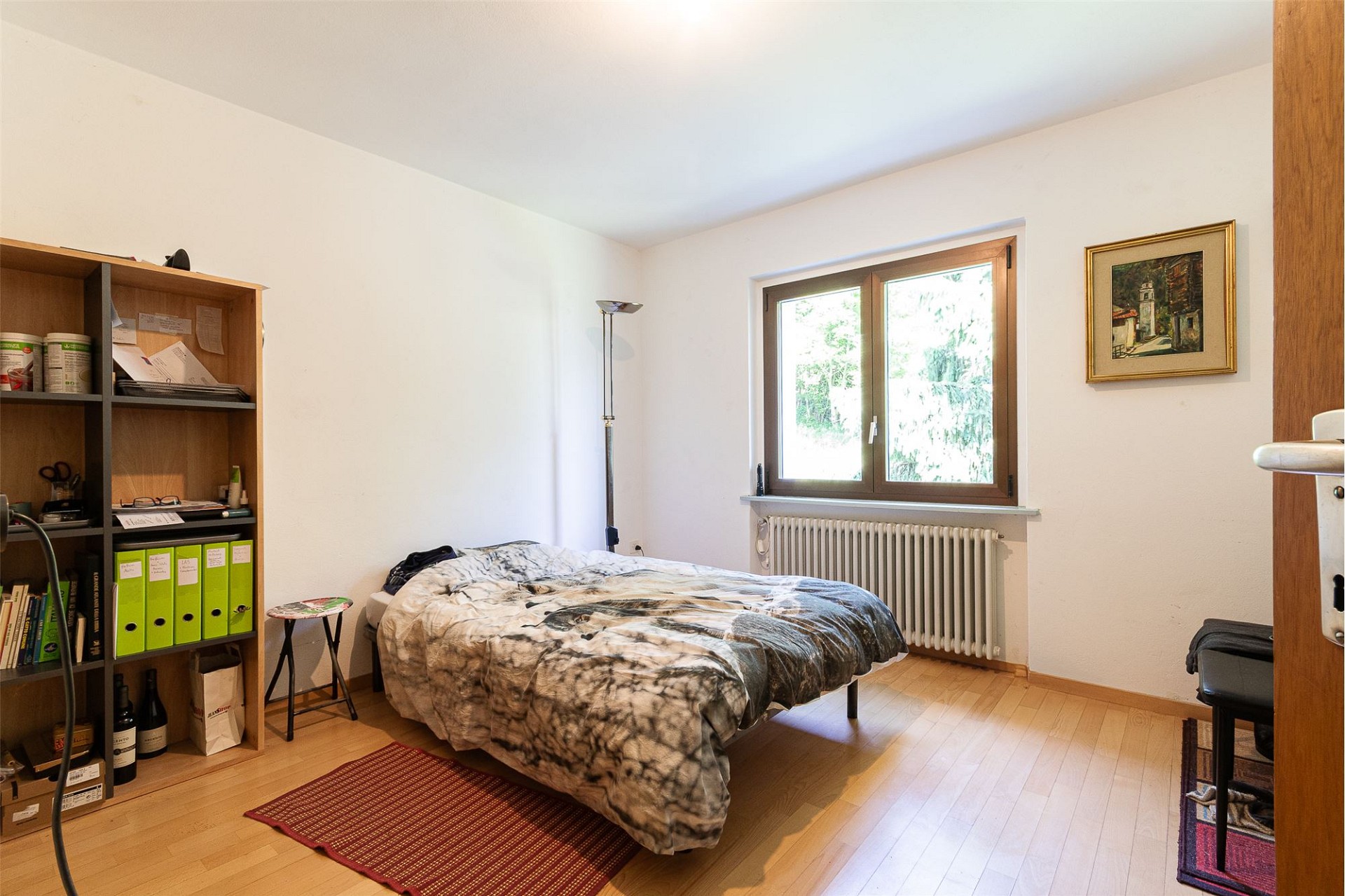 Schlichtes Schlafzimmer mit Tageslicht