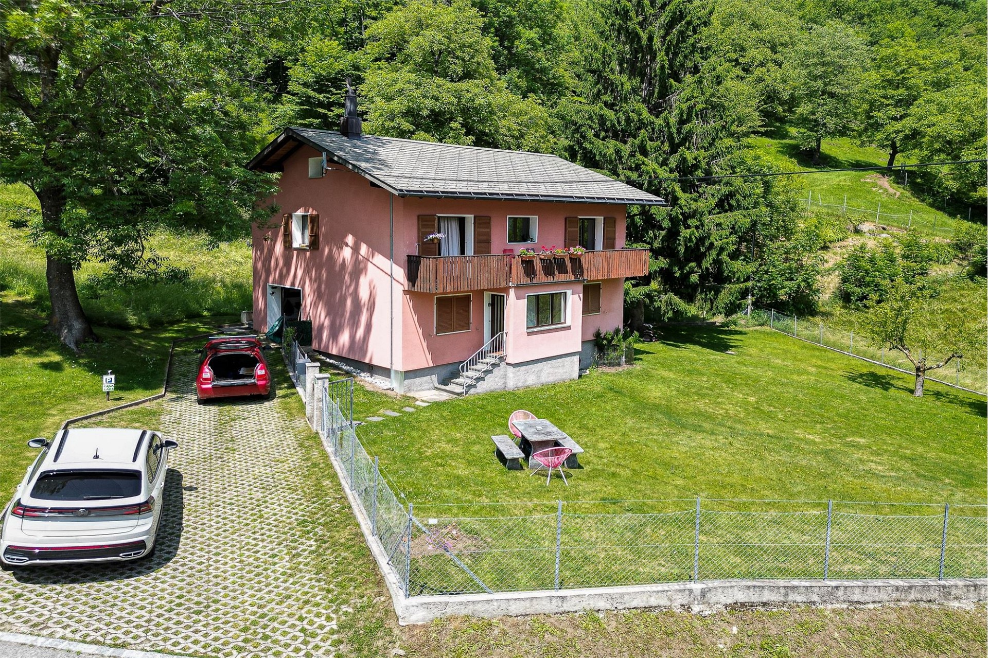Haus in grüner Hanglage mit Balkon und Garten