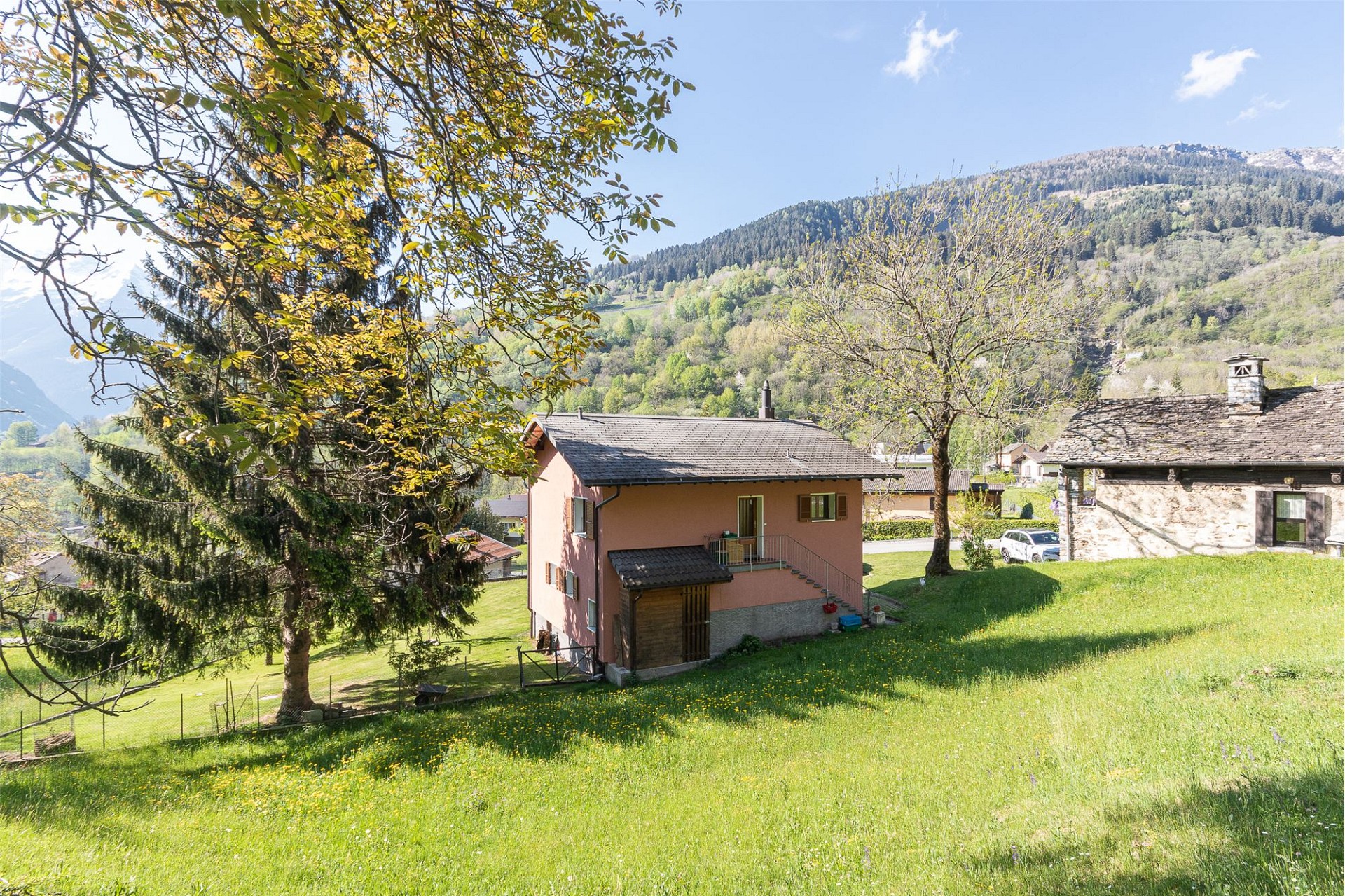 Ländliches Haus mit Bergblick
