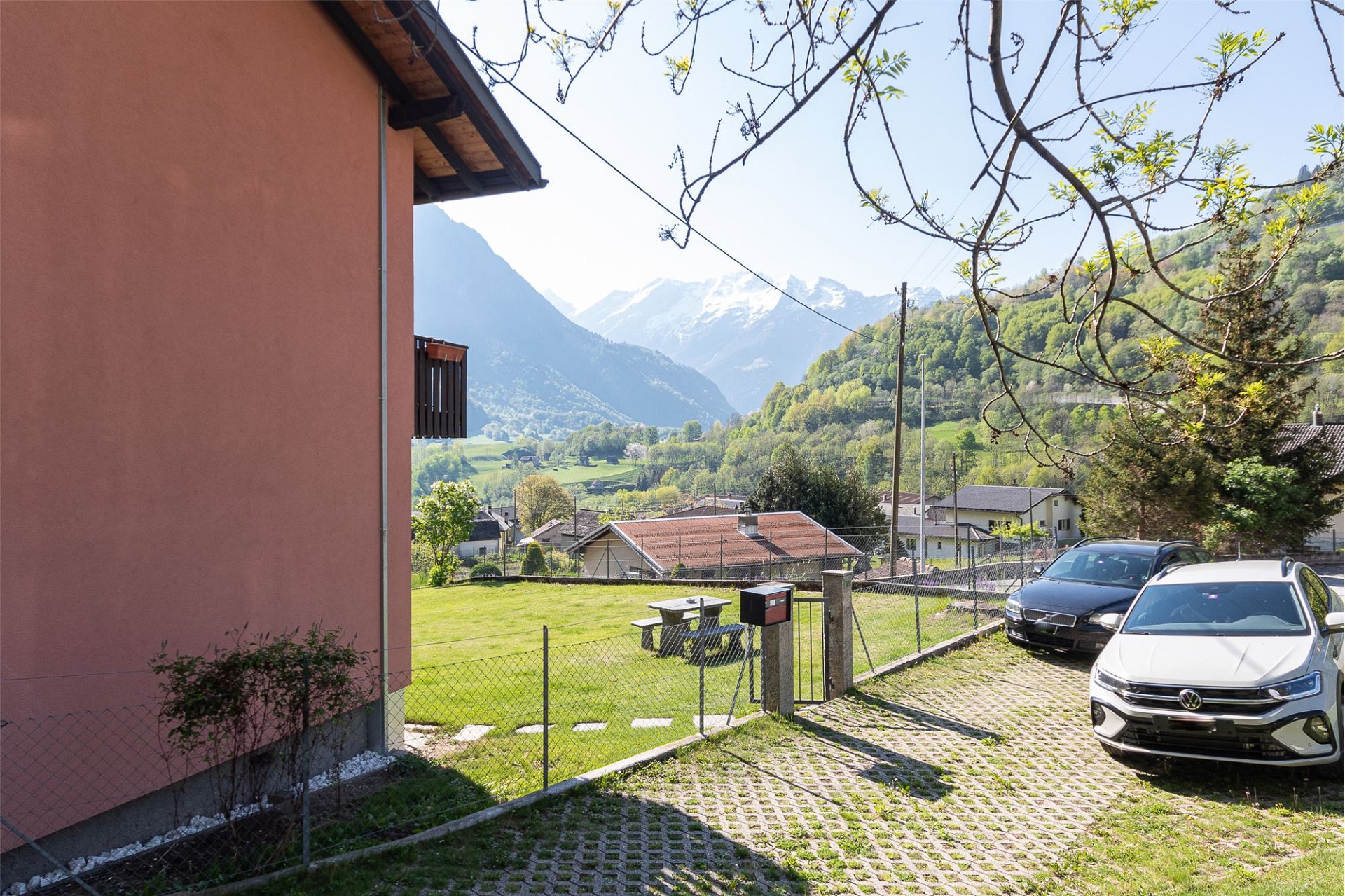 Außenansicht eines Hauses mit Bergblick