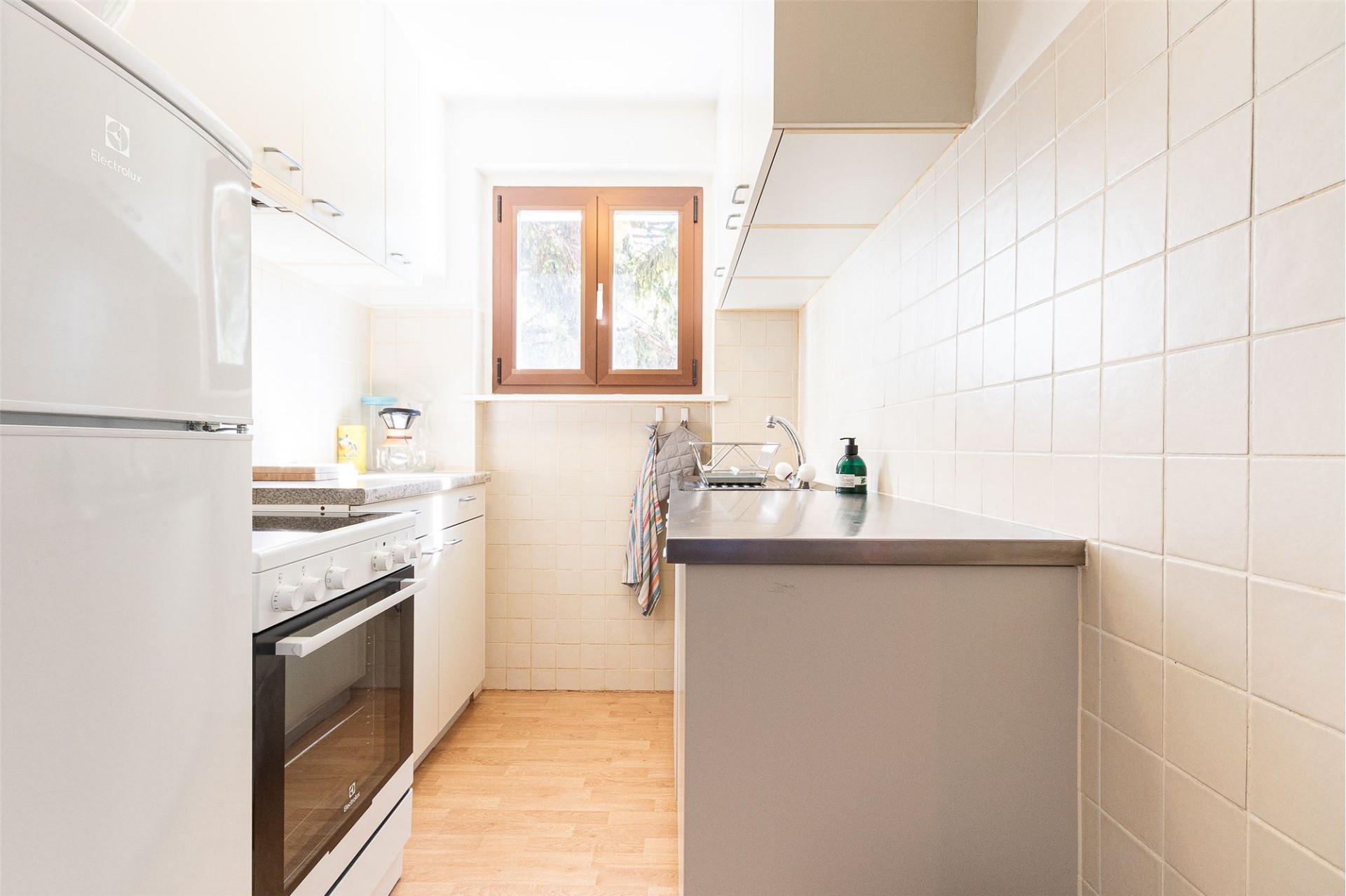 Schmale Küche mit Fenster