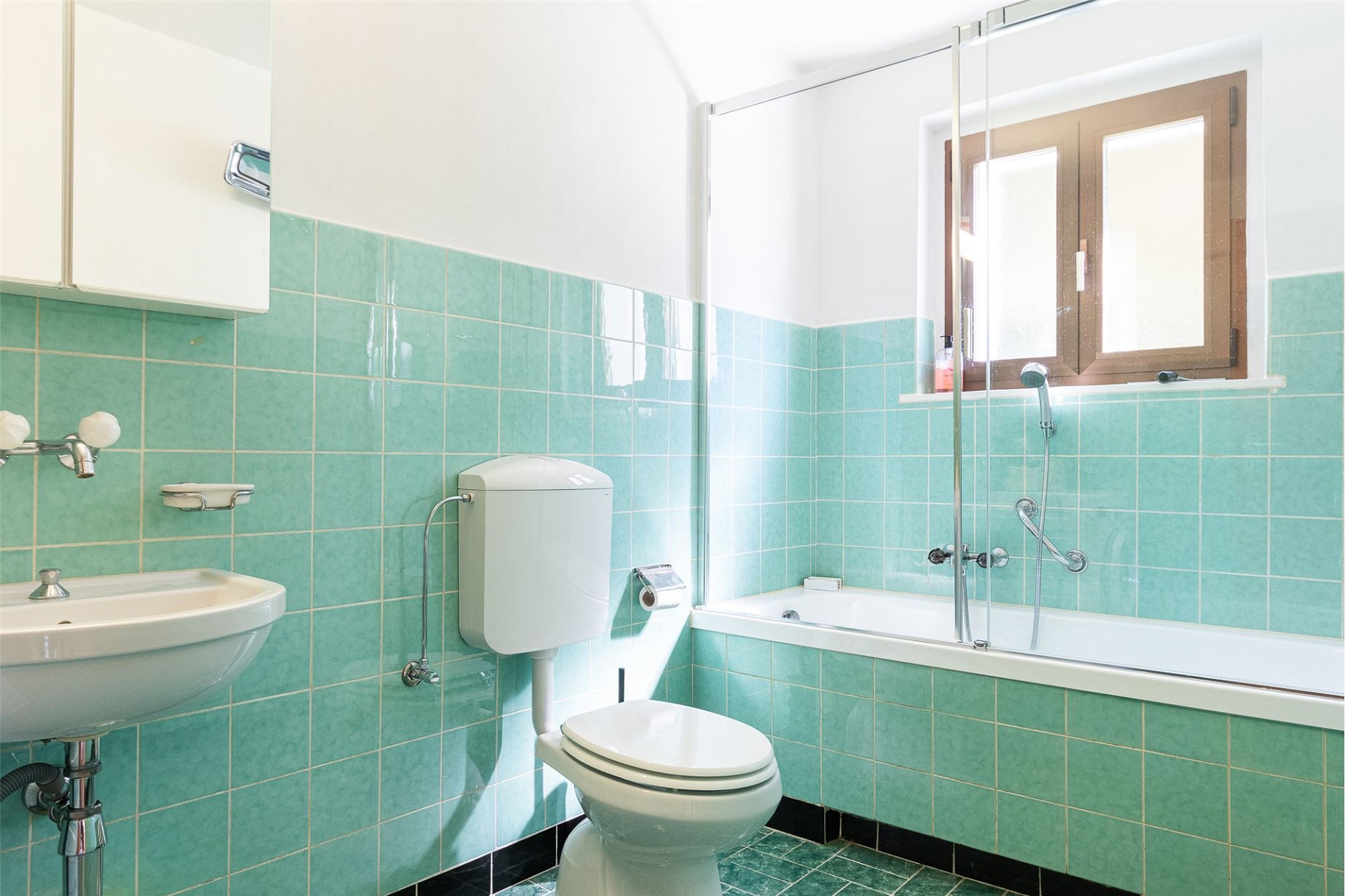 Badezimmer mit Badewanne und WC