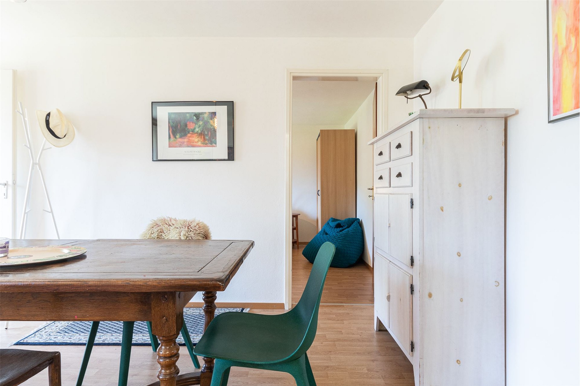 Esszimmer mit Blick in einen Nebenraum