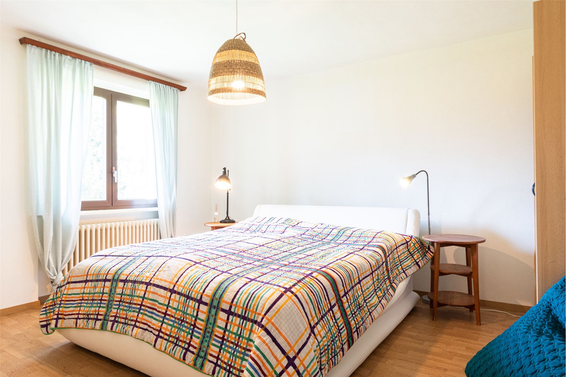 Helles Schlafzimmer mit natürlicher Einrichtung