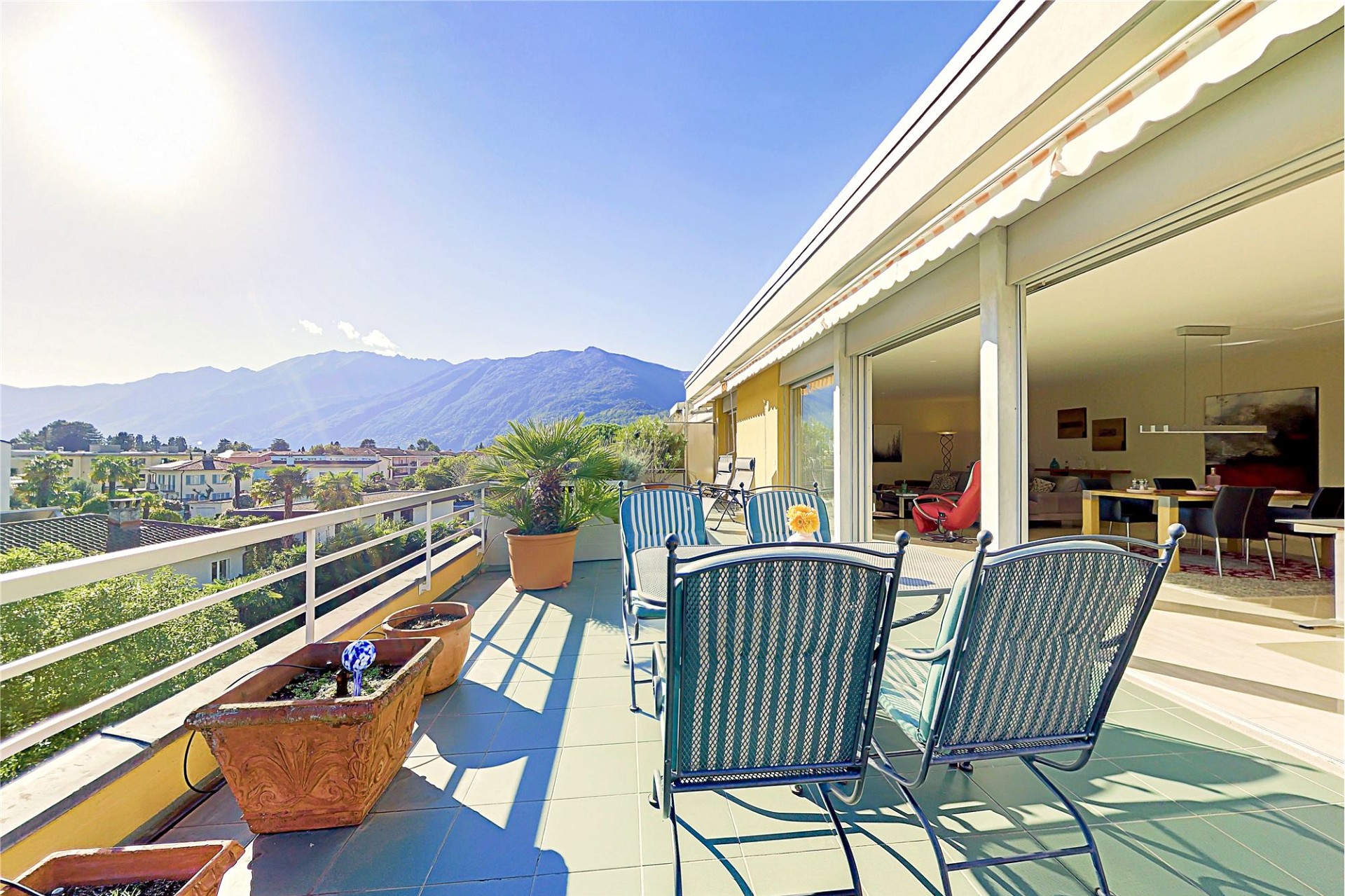 Sonnige Terrasse mit Bergblick
