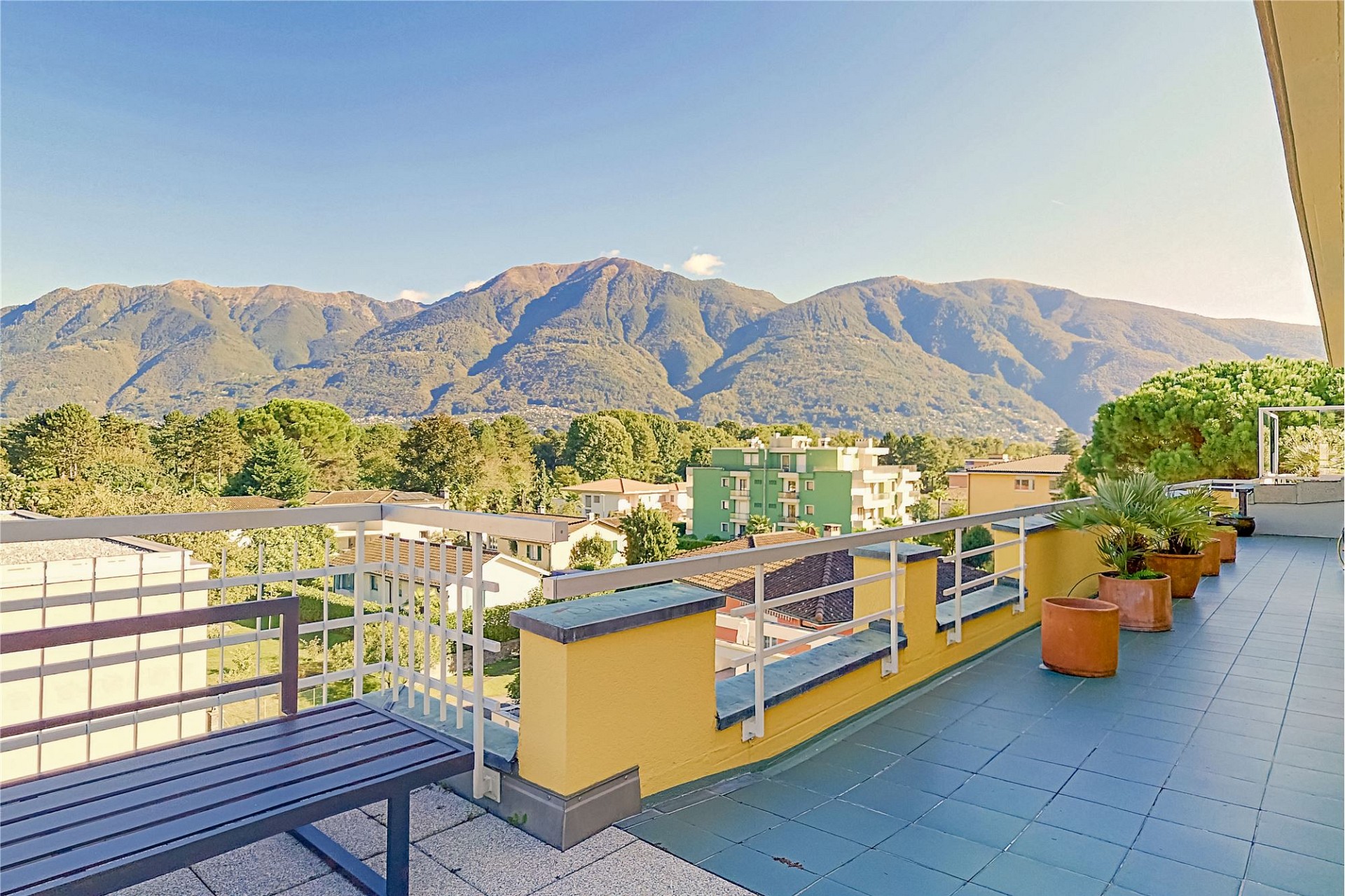 Große Terrasse mit Bergblick