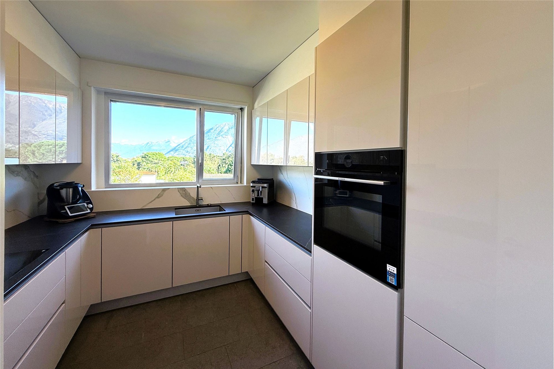 Moderne U-förmige Küche mit Bergblick