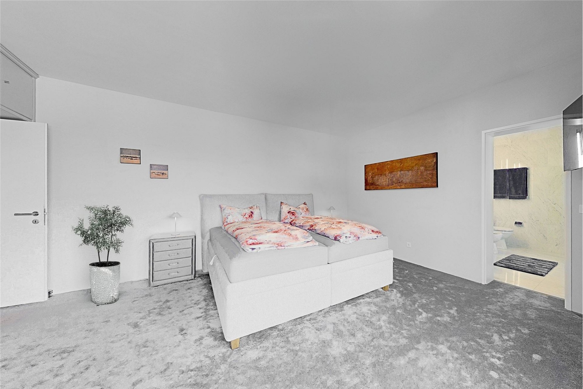 Helles Schlafzimmer mit angrenzendem Bad