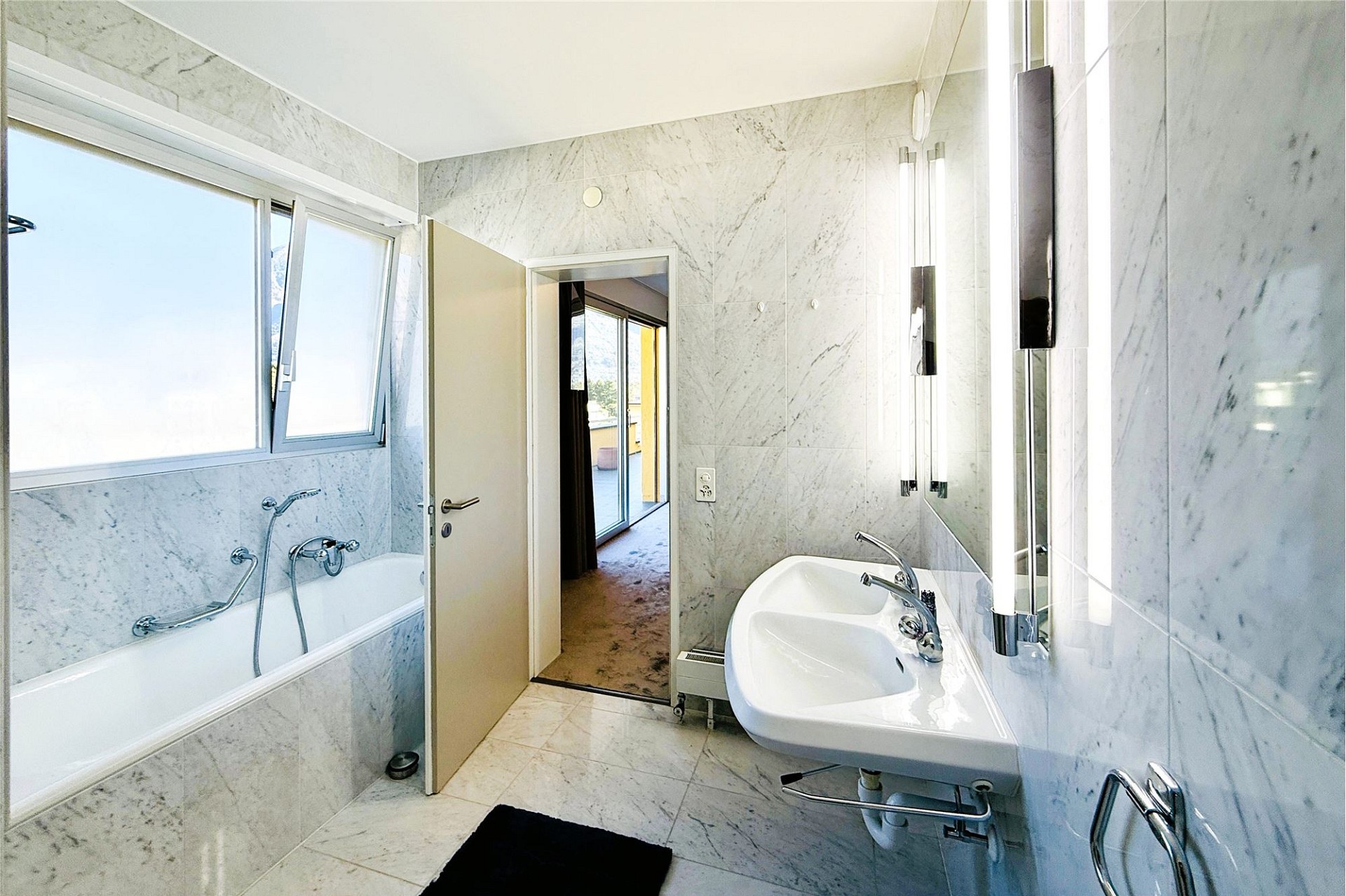 Helles Badezimmer mit Badewanne und Waschtisch