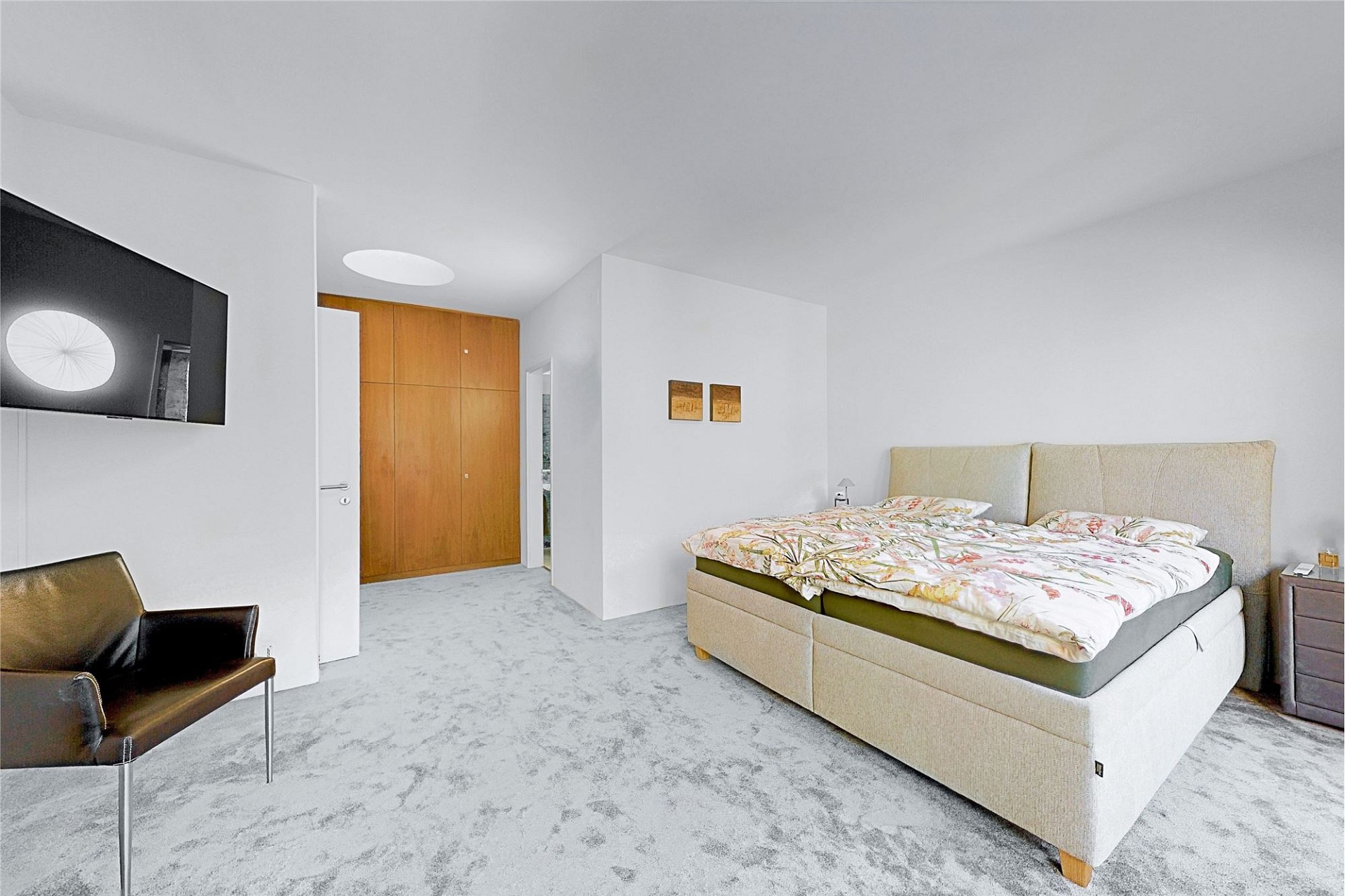 Helles modernes Schlafzimmer