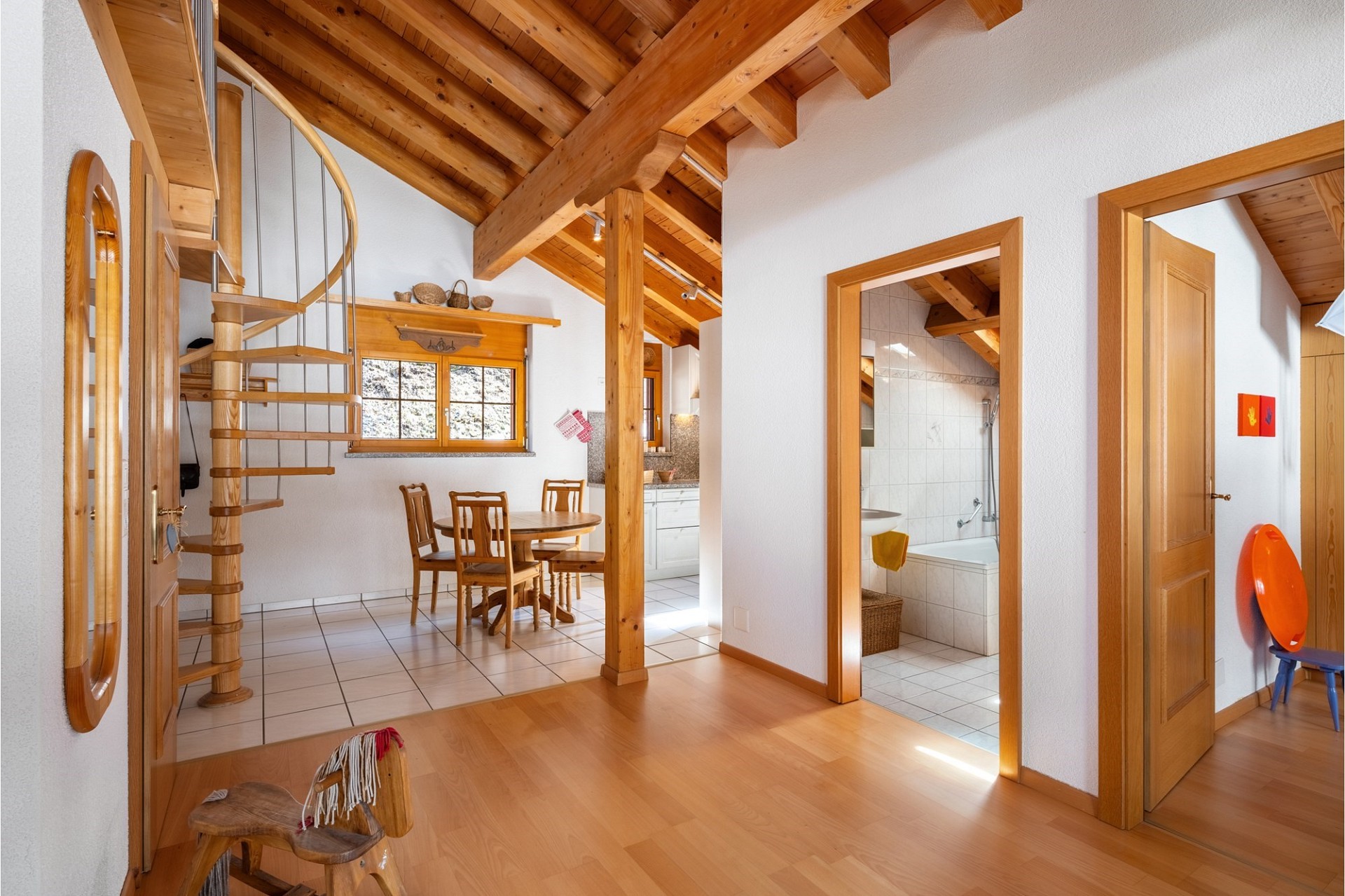 Dachgeschoss mit Holztreppe und Badblick