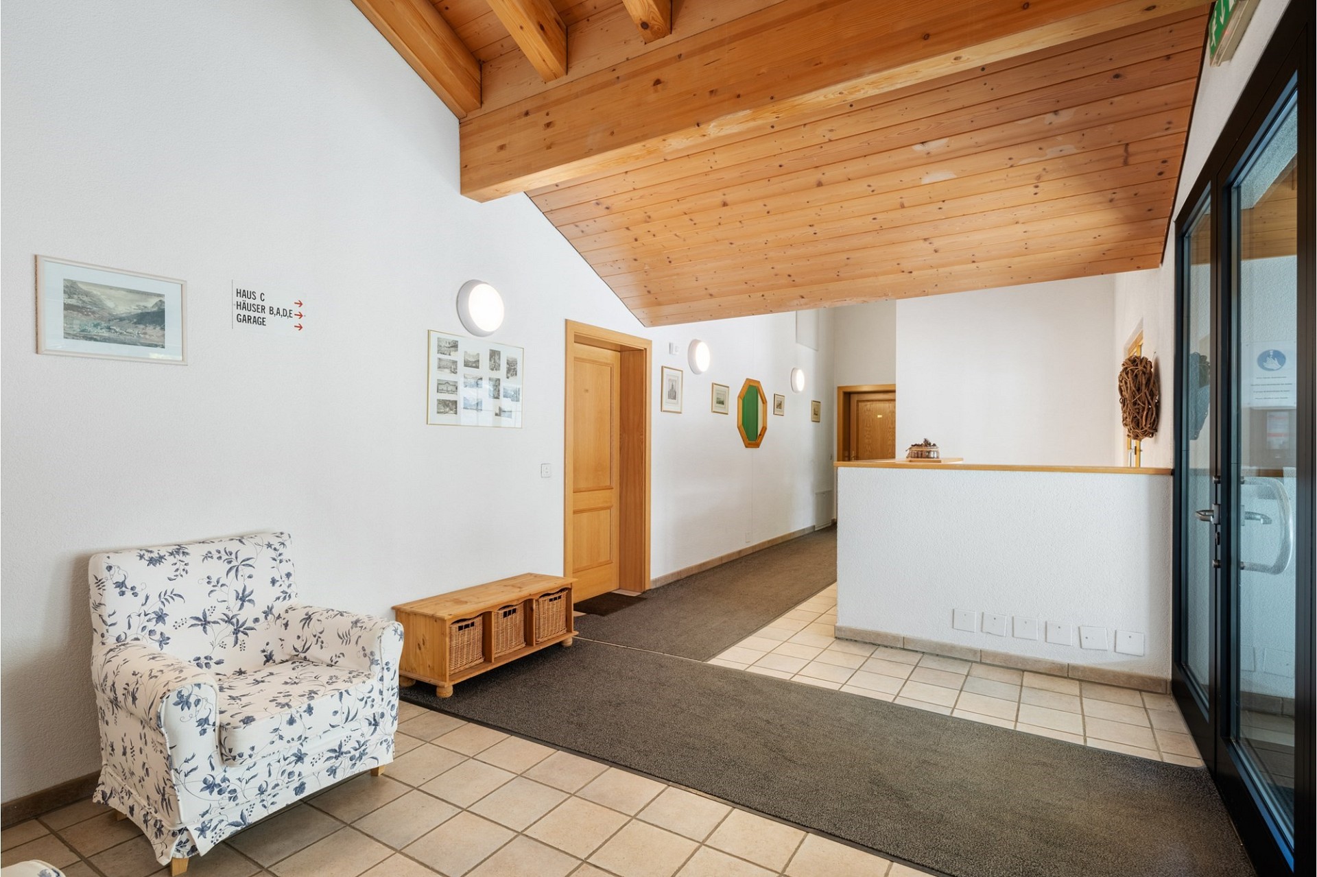 Heller Eingangsflur mit Holzdecke