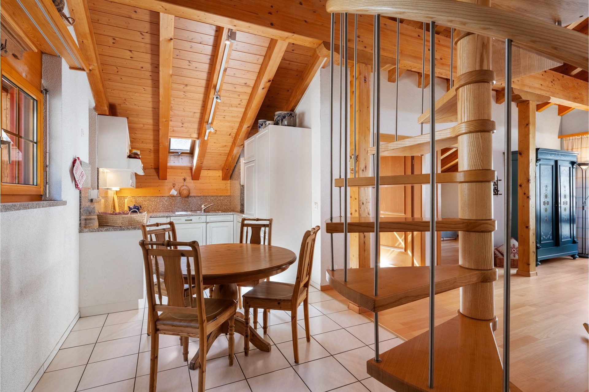 Küche mit Essbereich und Wendeltreppe