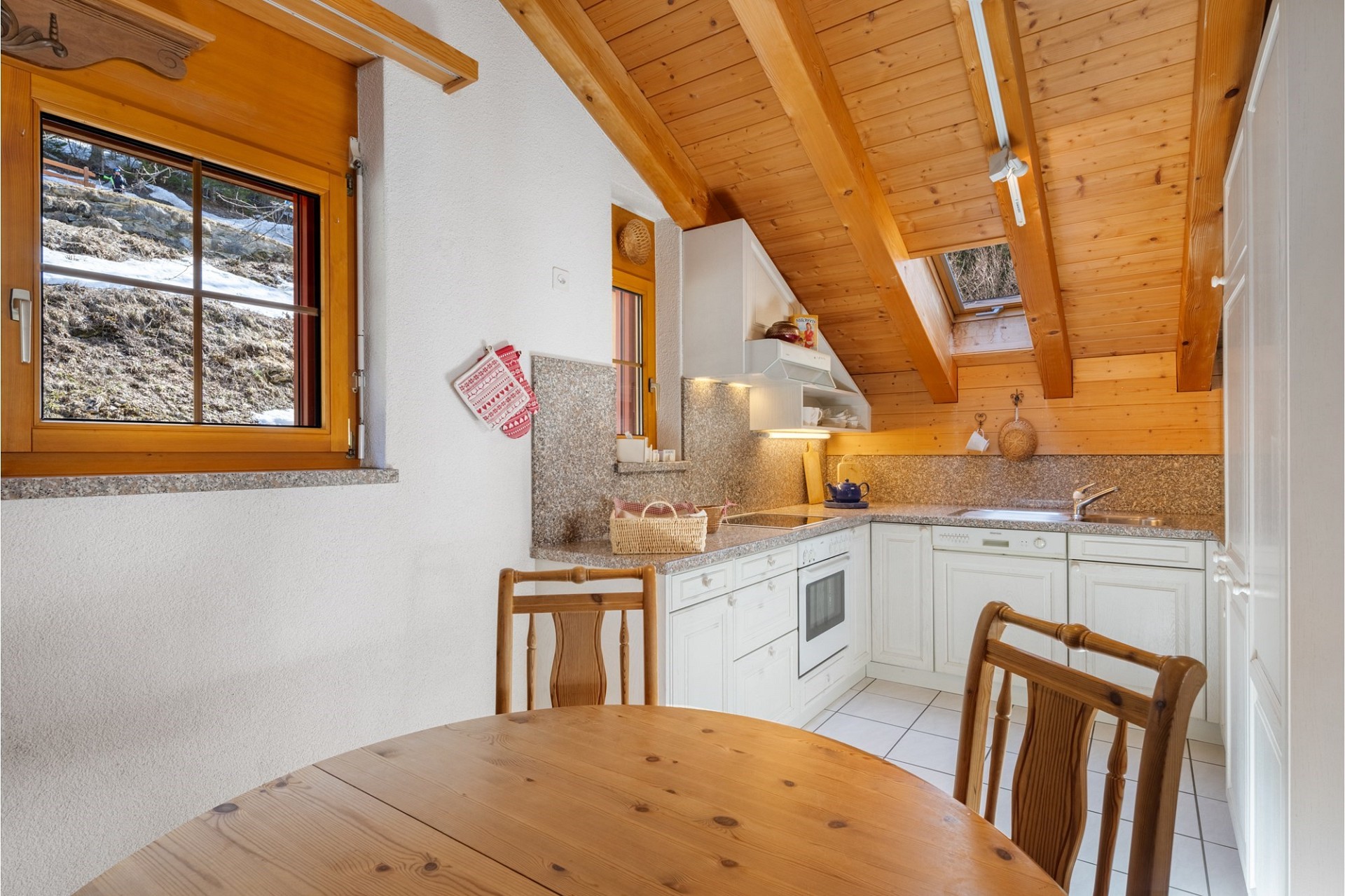 Rustikale Wohnküche mit Holzdecke