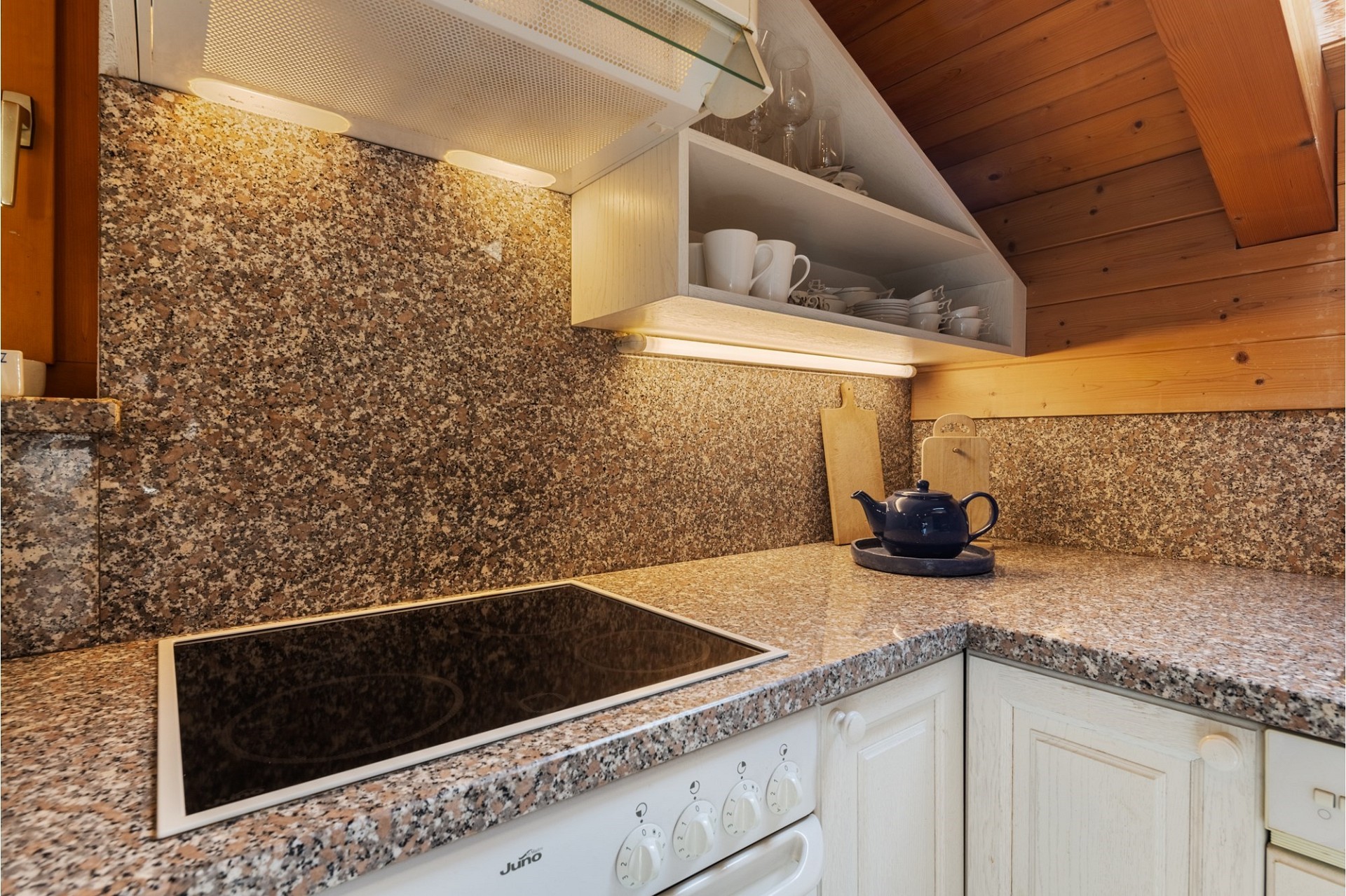 Kleine Küchenzeile mit Holz und Granit