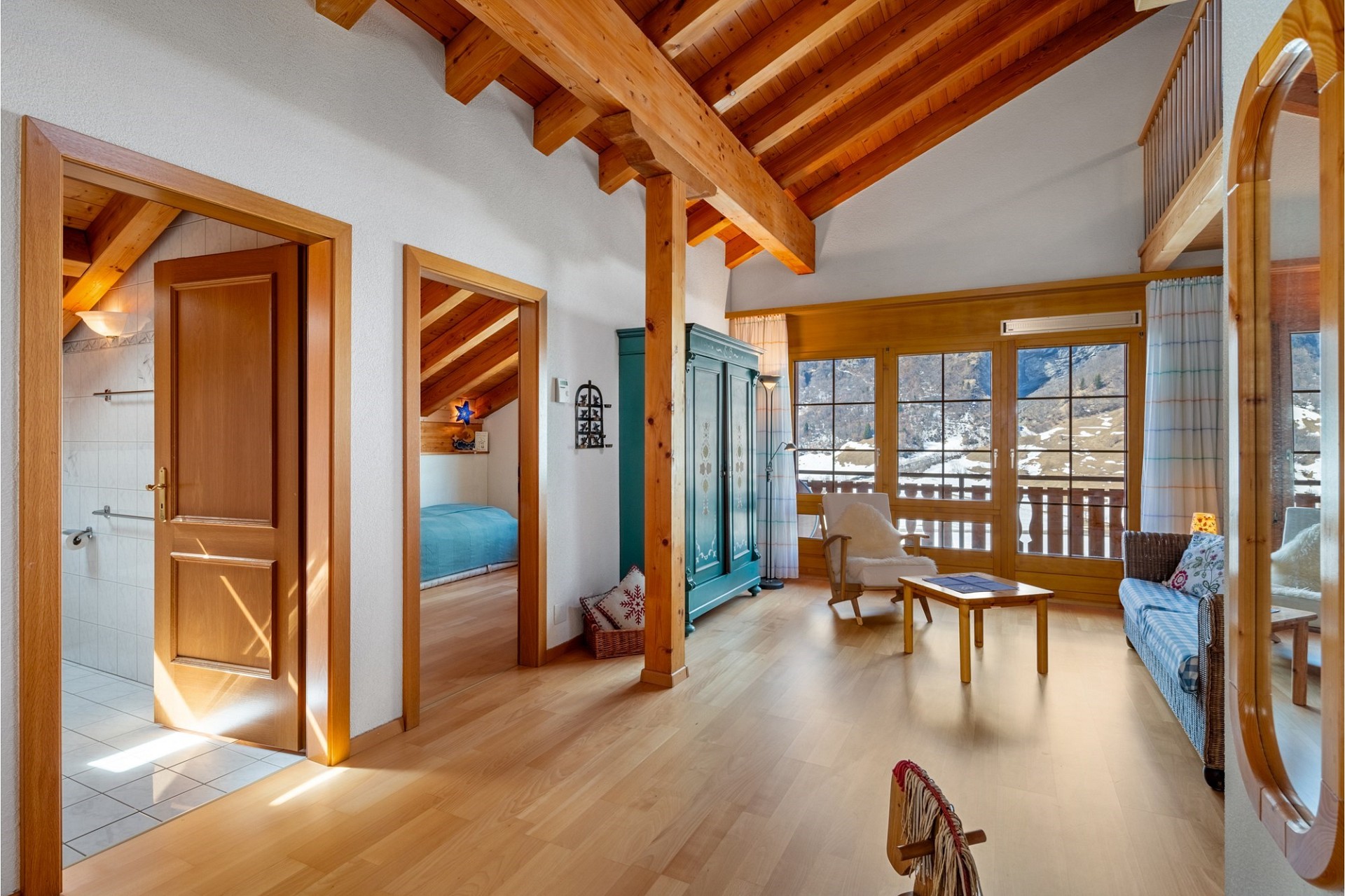 Helles Dachgeschoss-Wohnzimmer mit Alpenblick