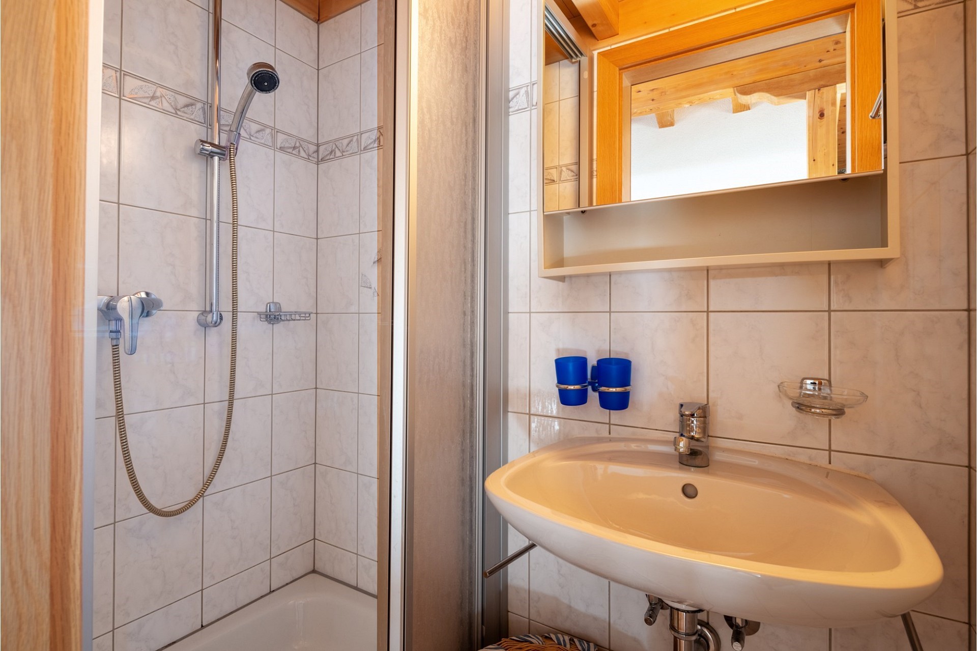 Badezimmer mit Dusche und Waschbecken