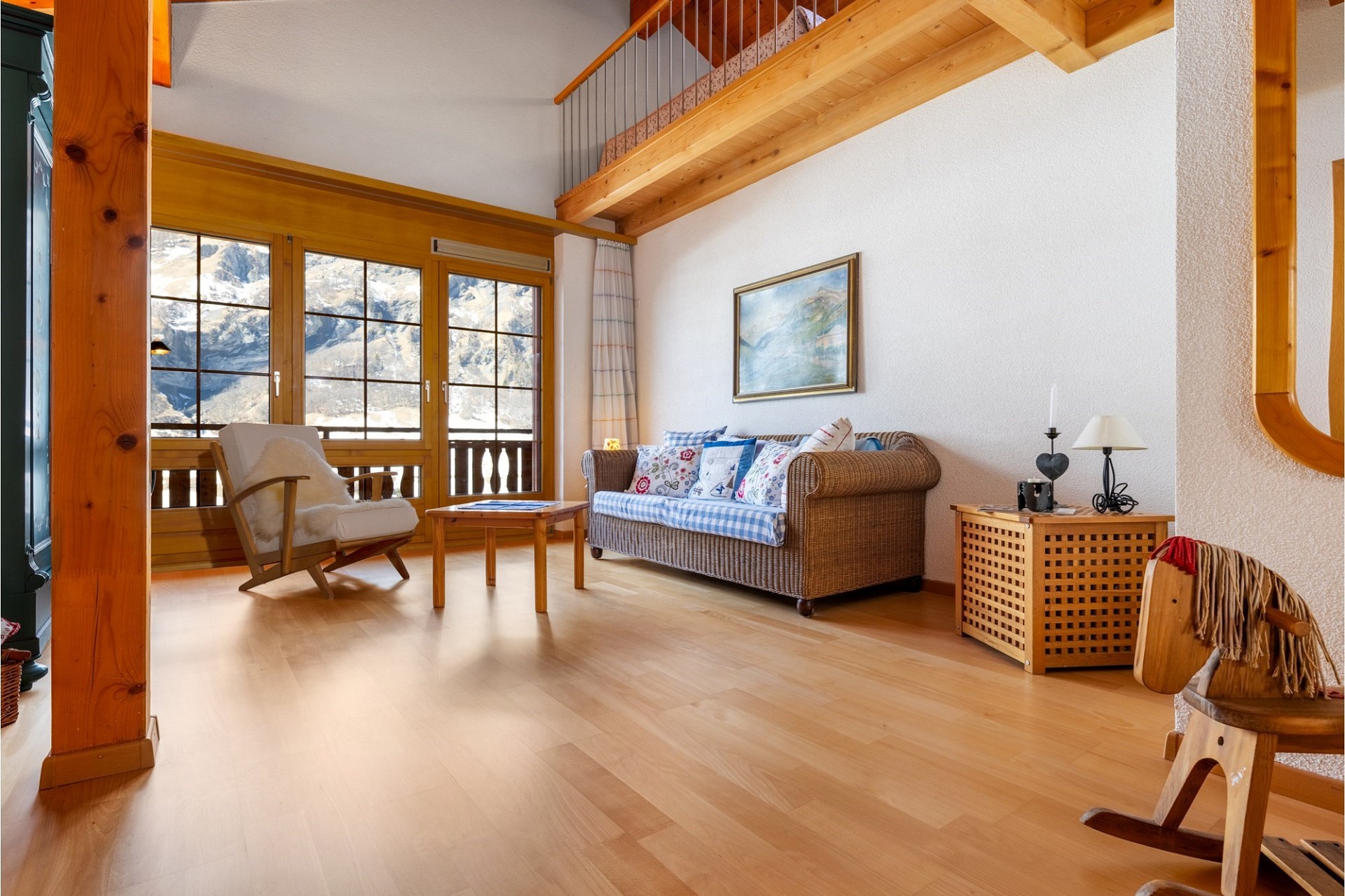 Gemütliches alpines Wohnzimmer mit Bergblick