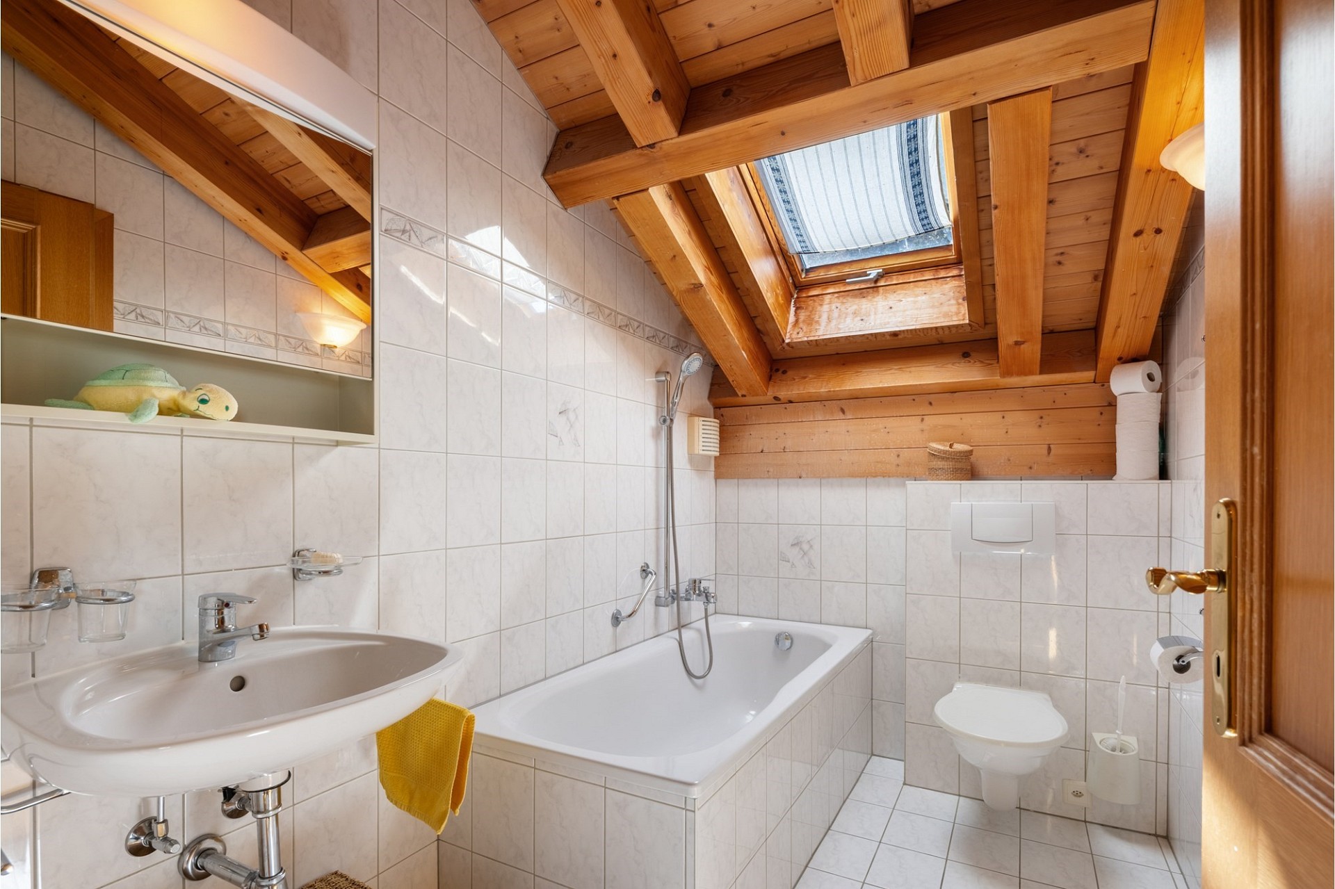 Dachbad mit Badewanne und Holzdecke