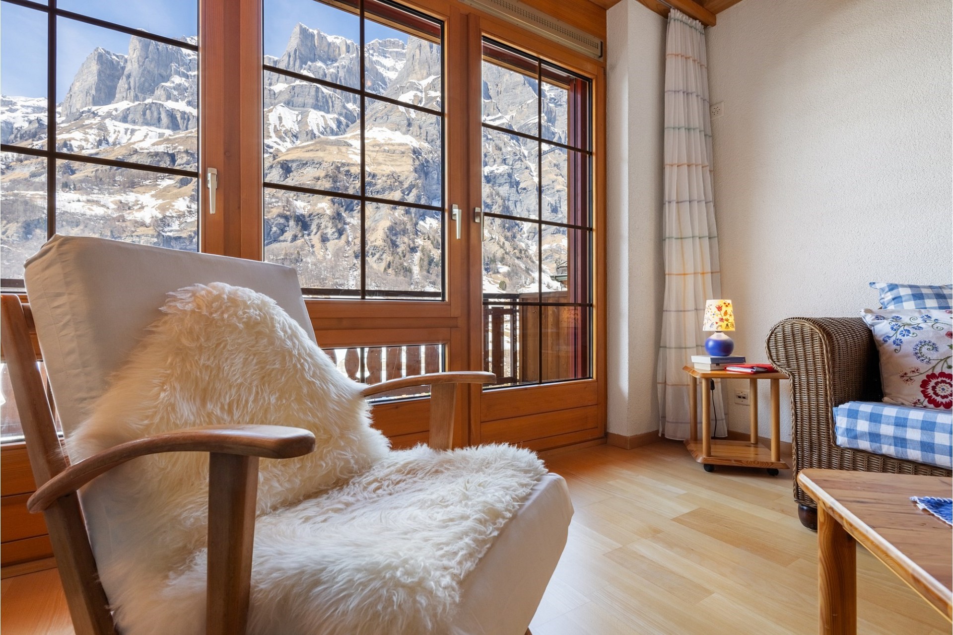 Gemütliche Berghütten-Lounge mit Panoramafenster